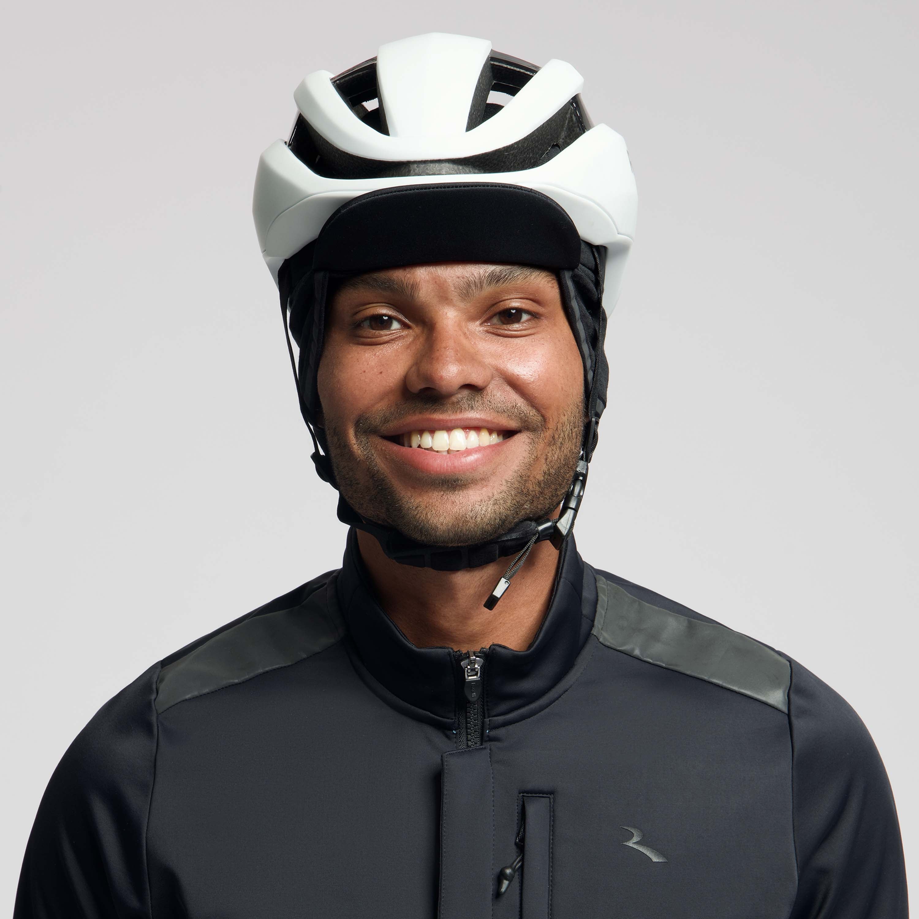 Rogelli Deepwinter onderhelmmuts unisex zwart gedragen voorkant met helm.
