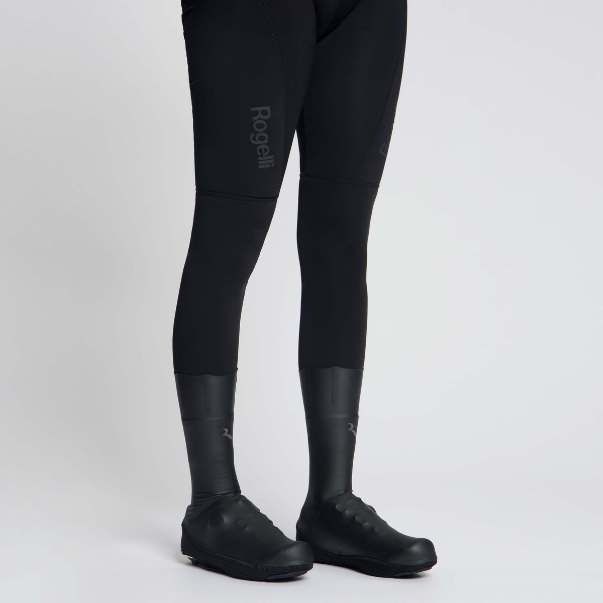 Rogelli Distance overschoen unisex zwart schuin voorkant gedragen.