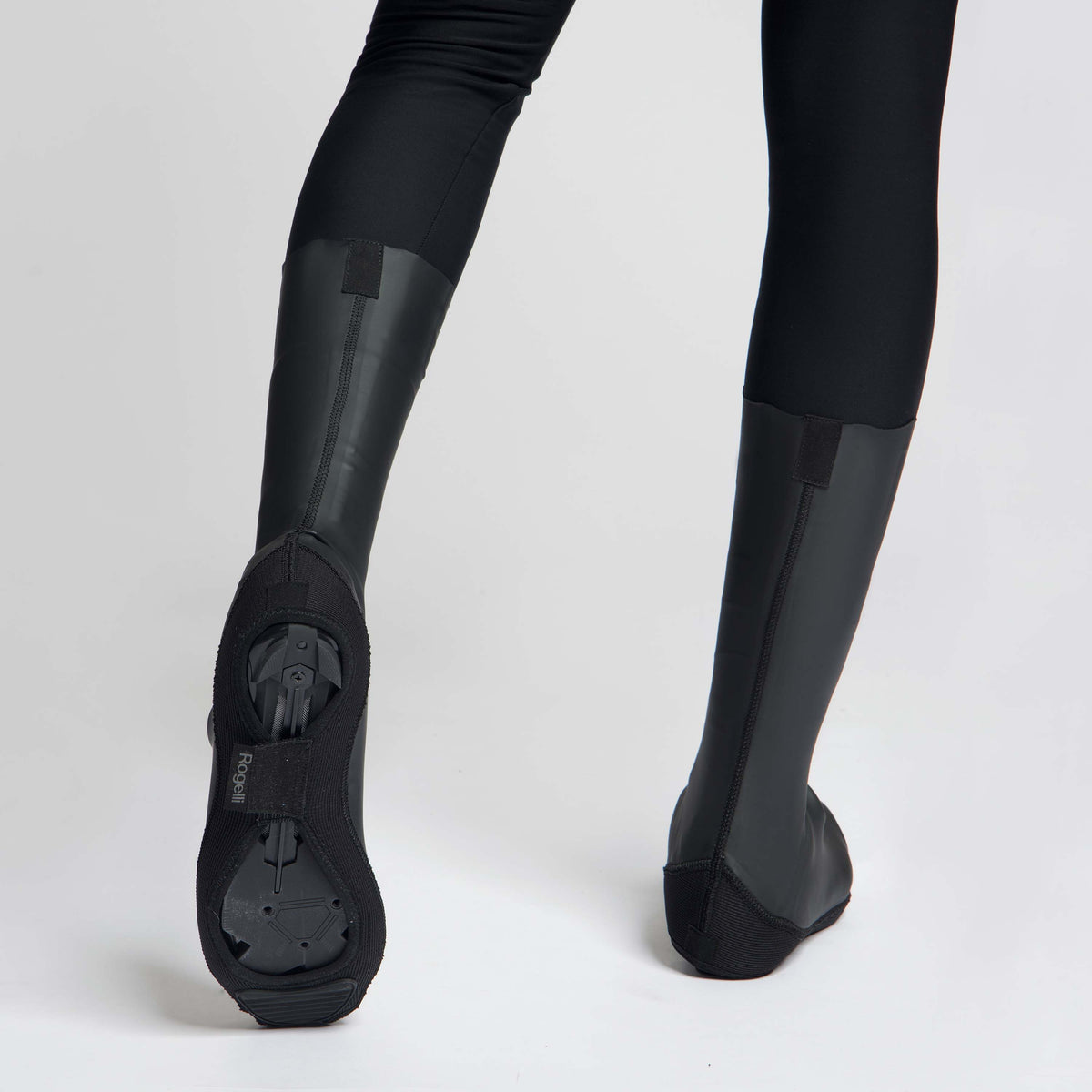Rogelli Distance overschoen unisex zwart onderkant/ achterkant gedragen.