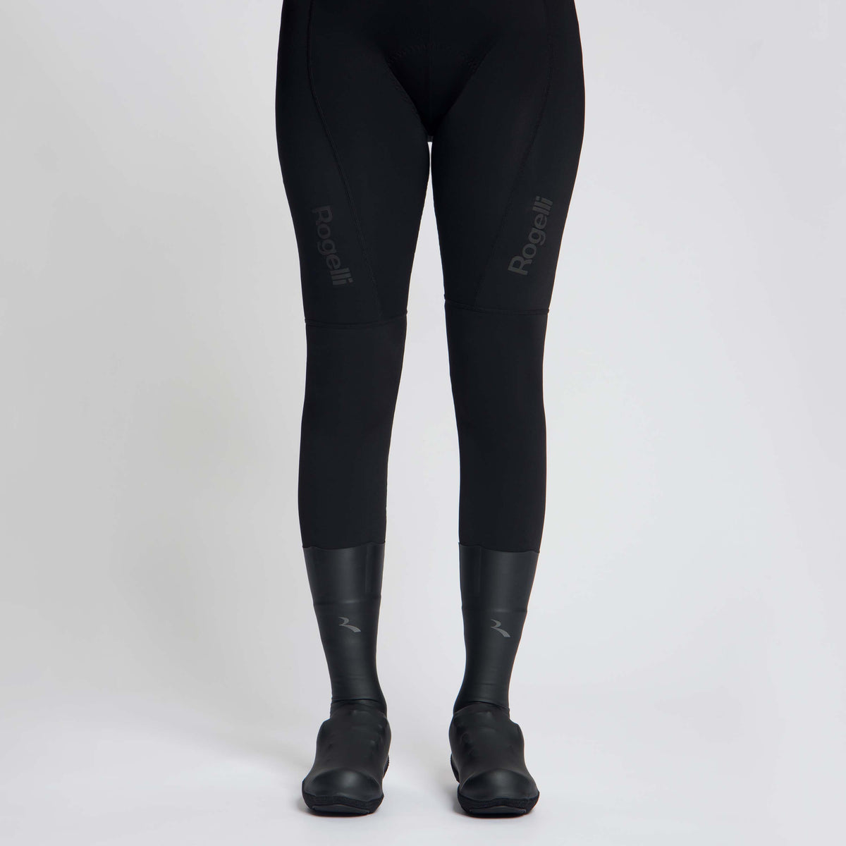 Rogelli Distance overschoen unisex zwart voorkant gedragen.