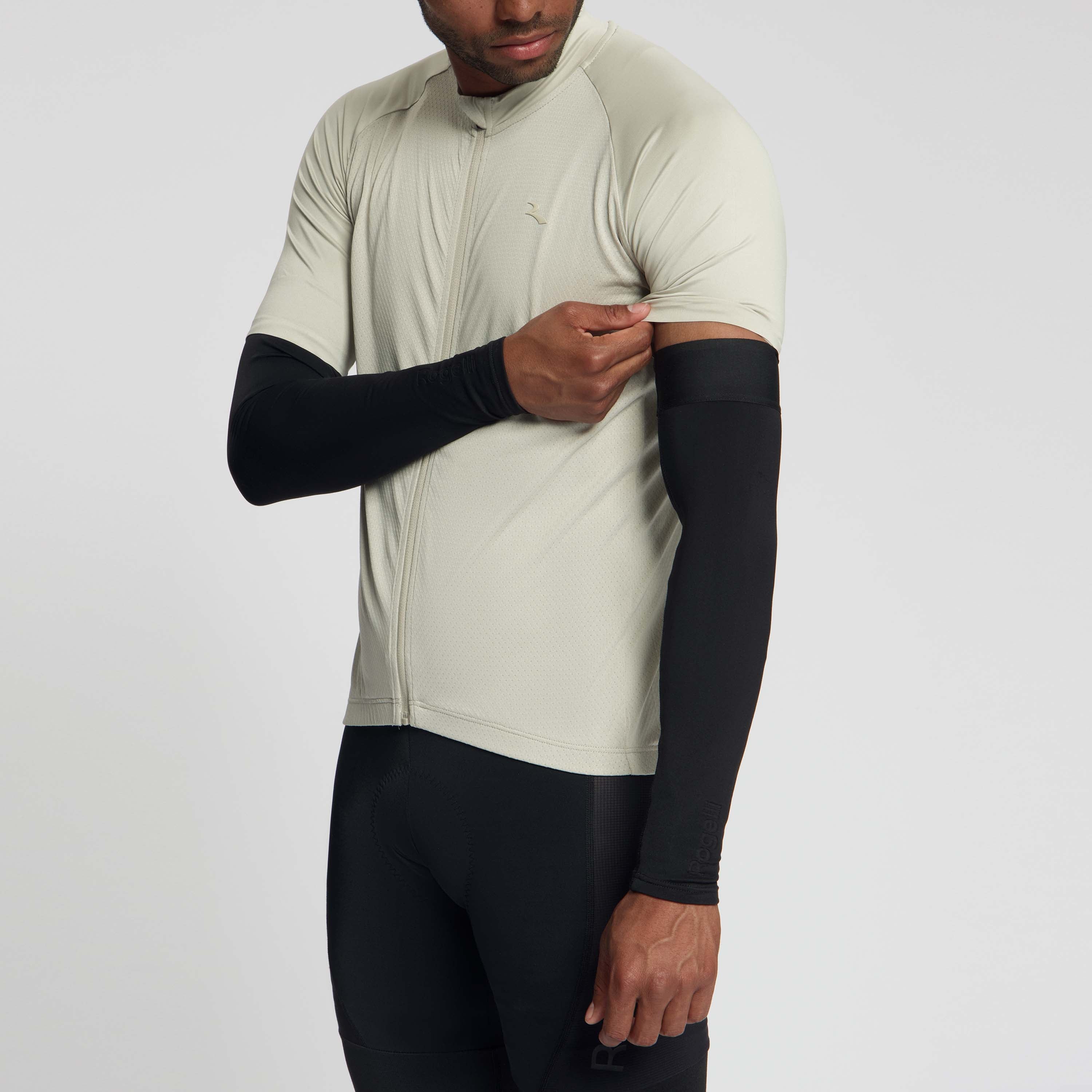 Rogelli Essential arm warmer unisex zwart gedragen voorkant man. 