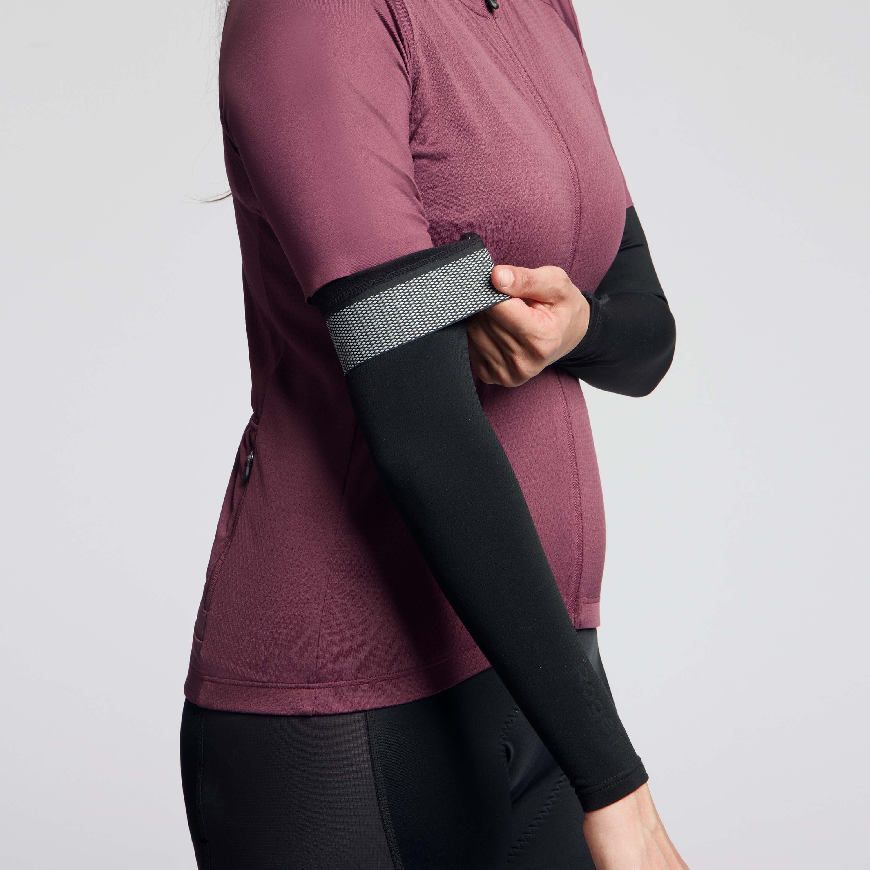 Rogelli Essential arm warmer unisex zwart gedragen voorkant siliconen. 