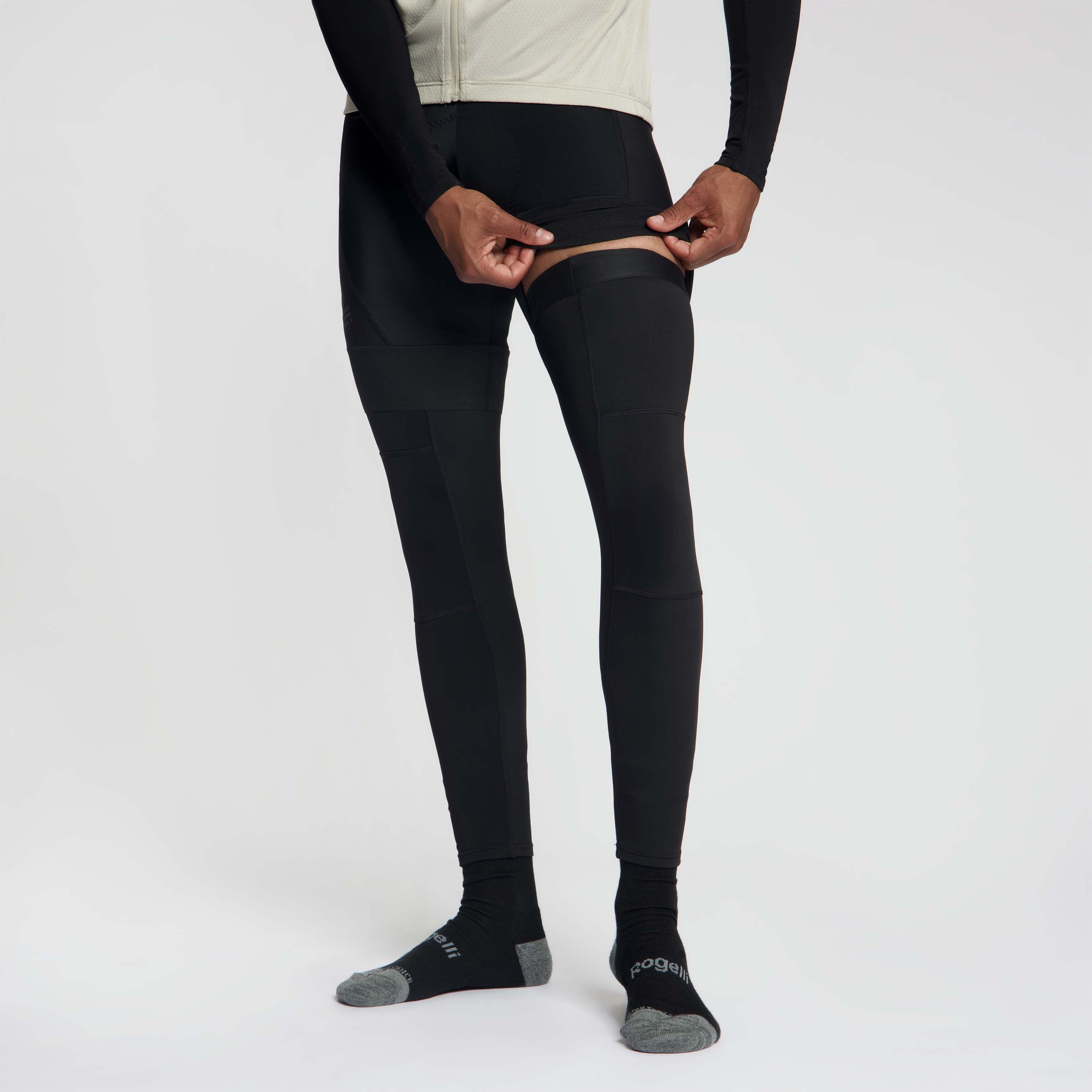 Rogelli Essential been warmer unisex zwart gedragen voorkant.