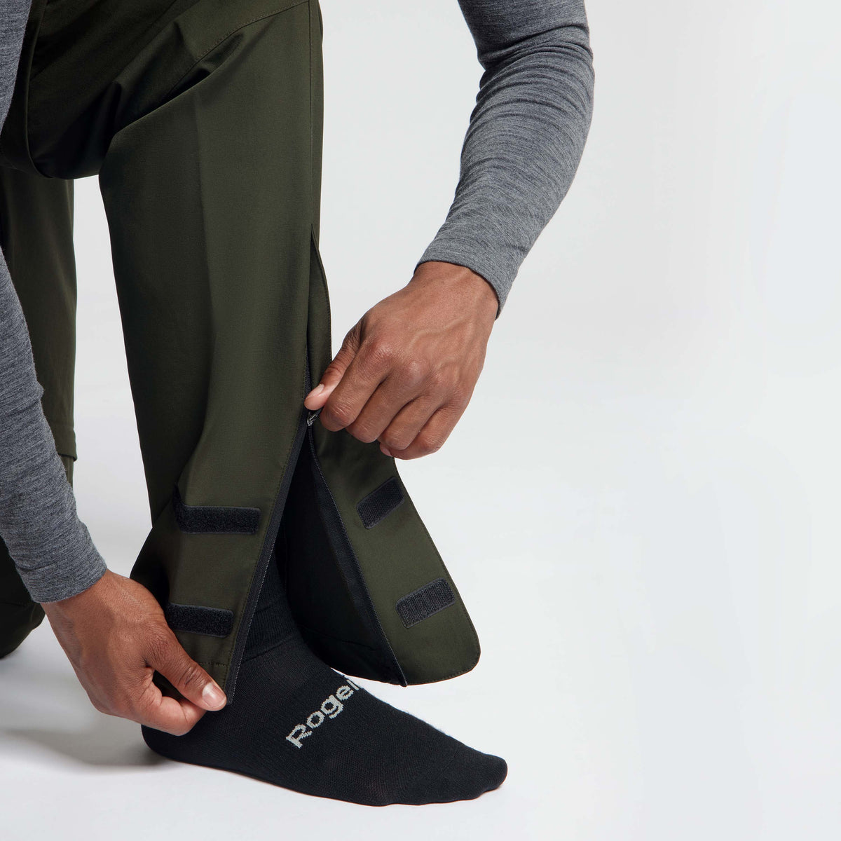 Detail van Rogelli ADVNTR Core afritsbroek heren legergroen broekspijp.