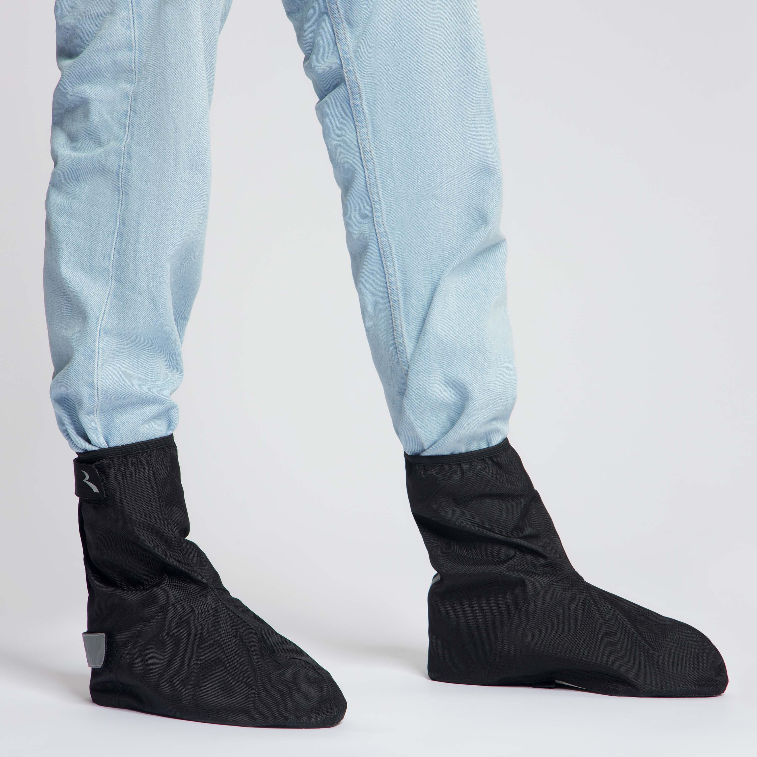 Rogelli Commuter Core overschoen unisex zwart gedragen zijkant.