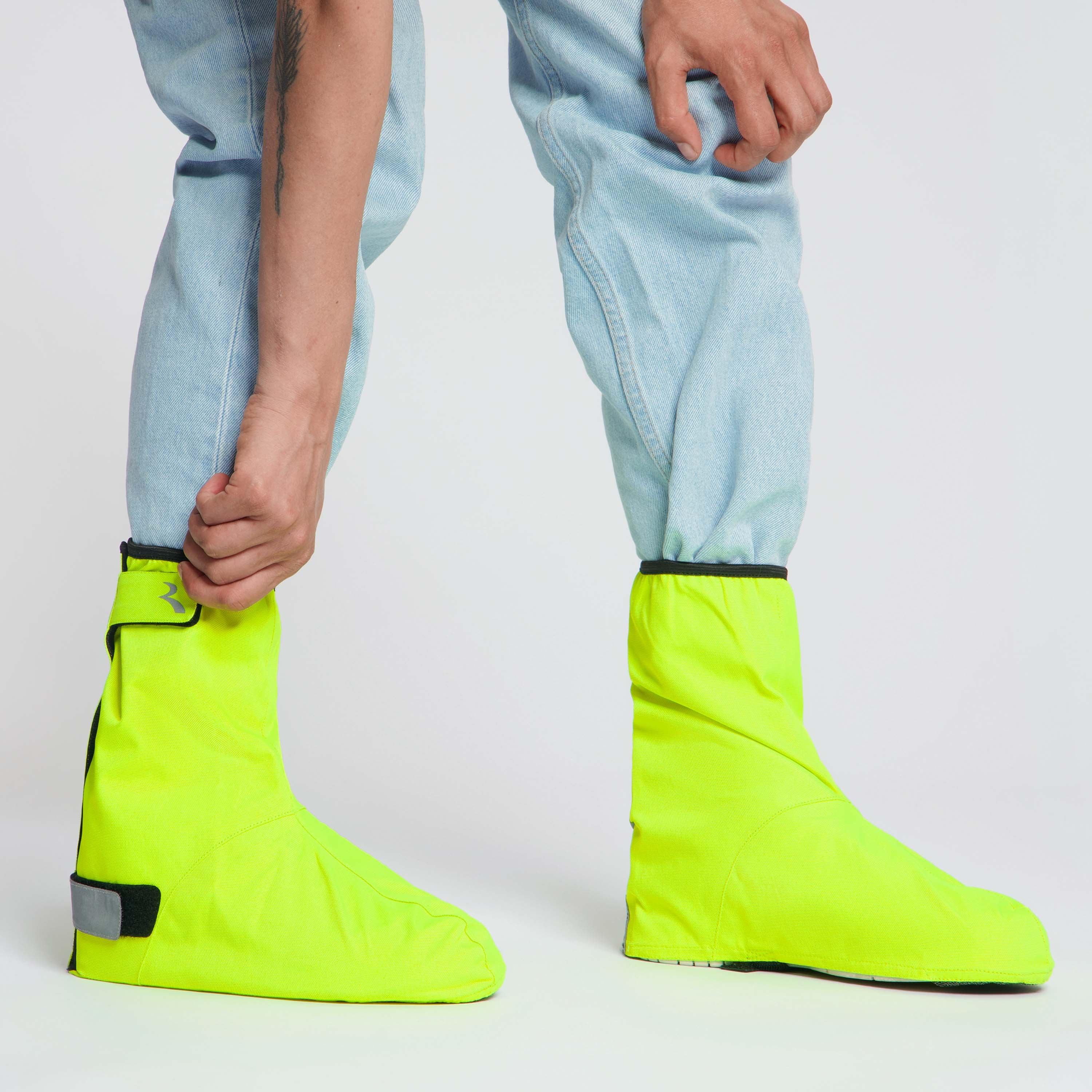 Rogelli Commuter Core overschoen unisex fluorgeel gedragen zijkant.