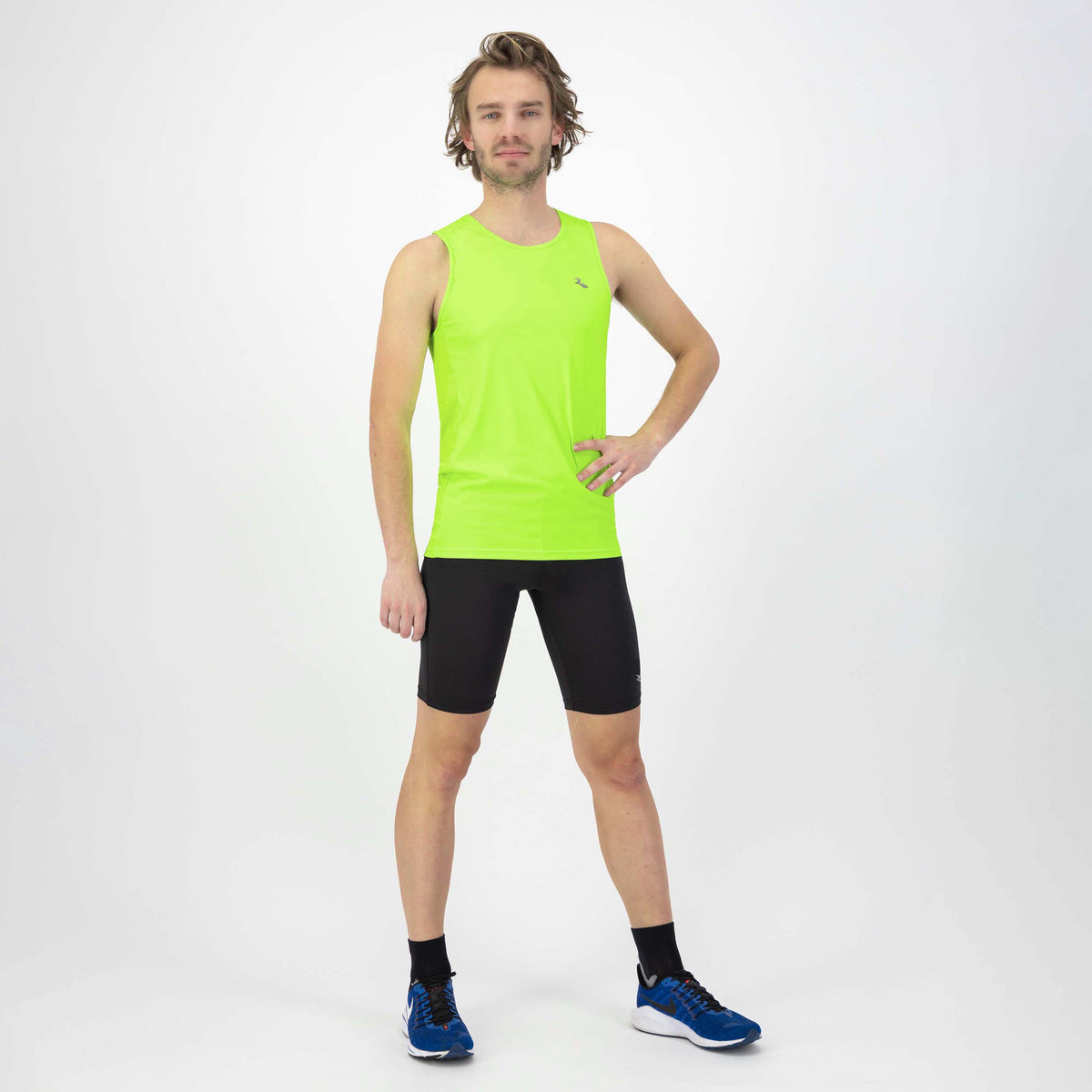 Rogelli Core mouwloos hardloopshirt heren fluor gedragen totaalshot.