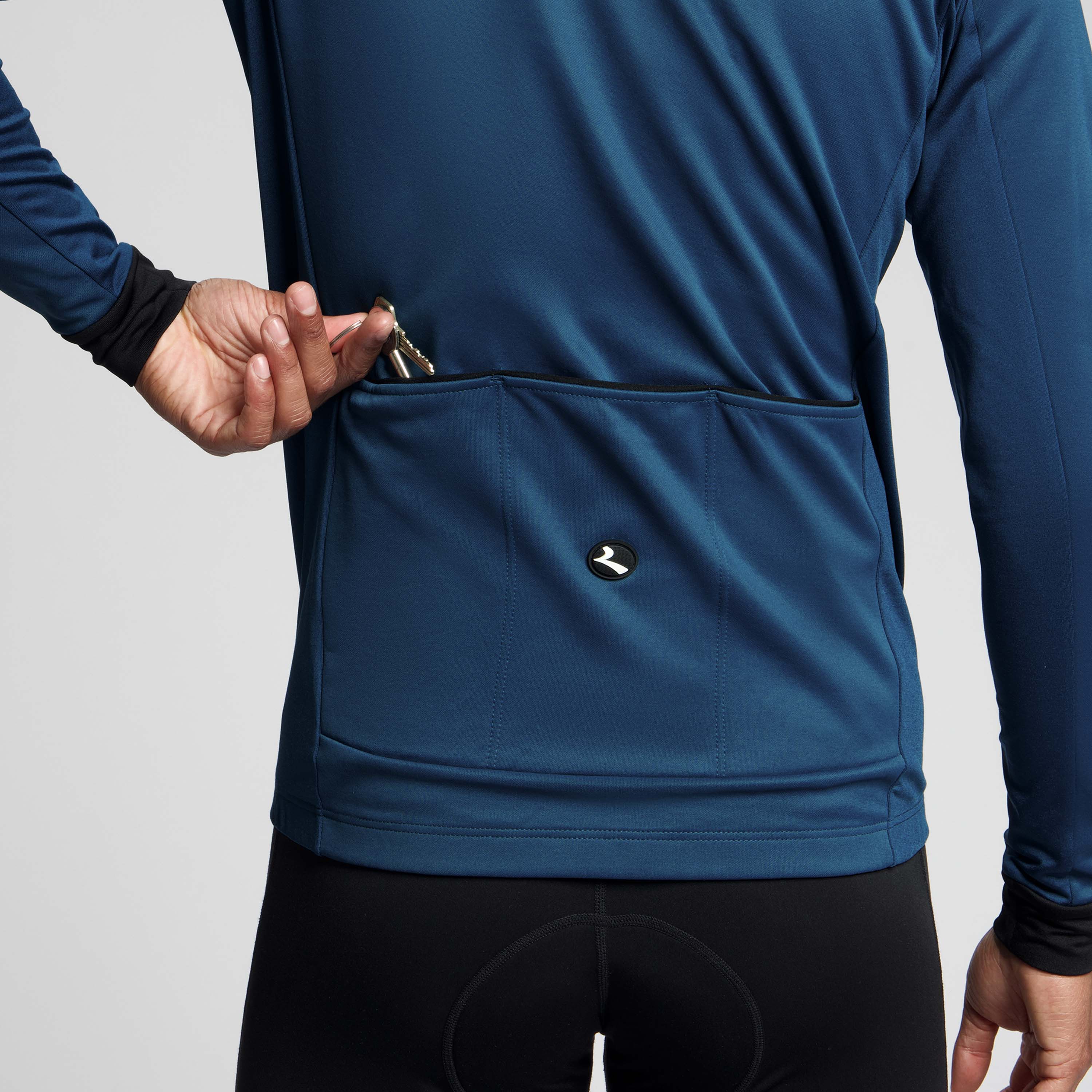 Detail Rogelli Core fietsshirt heren blauw lange mouw drie achterzakken.