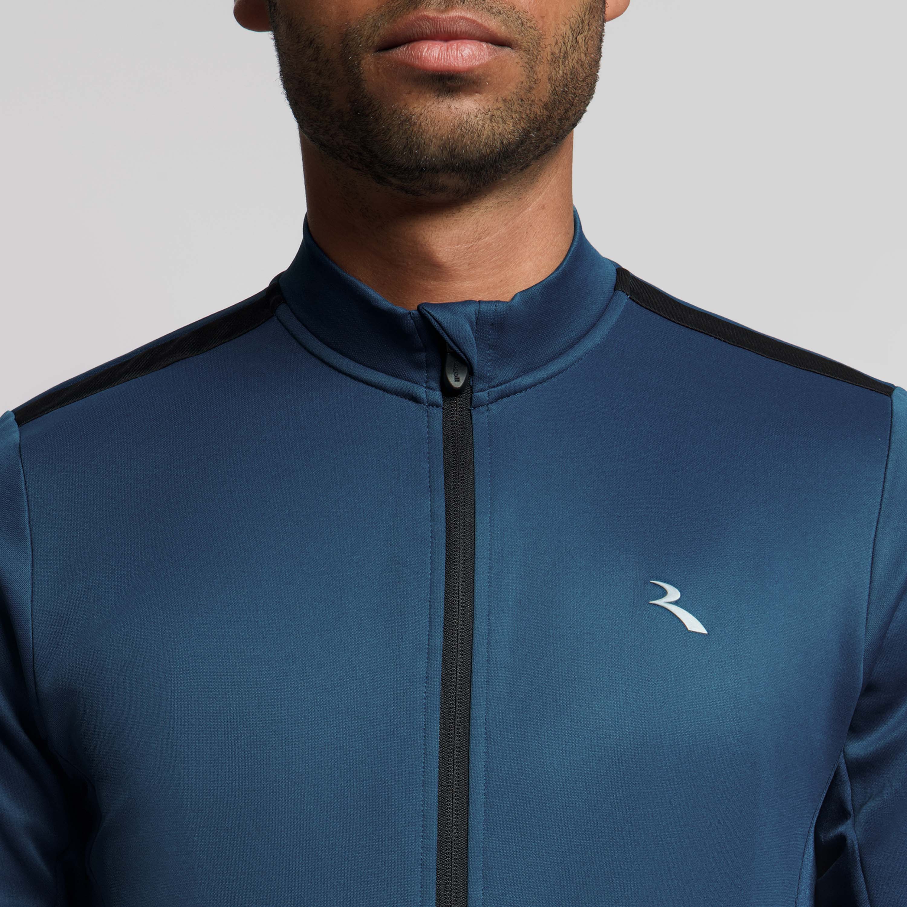 Detail Rogelli Core fietsshirt heren blauw lange mouw voorkant.