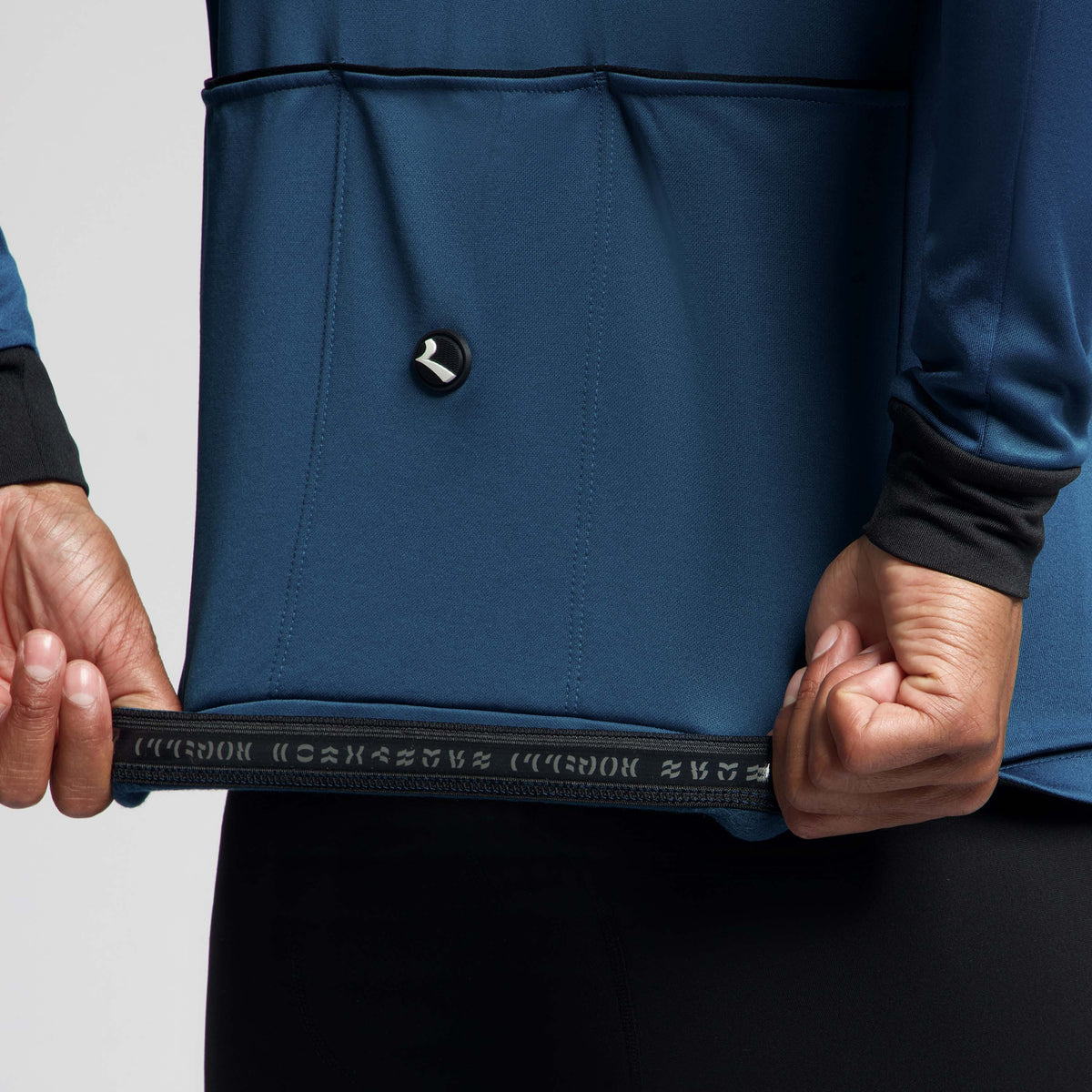 Detail Rogelli Core fietsshirt heren blauw lange mouw achterkant.