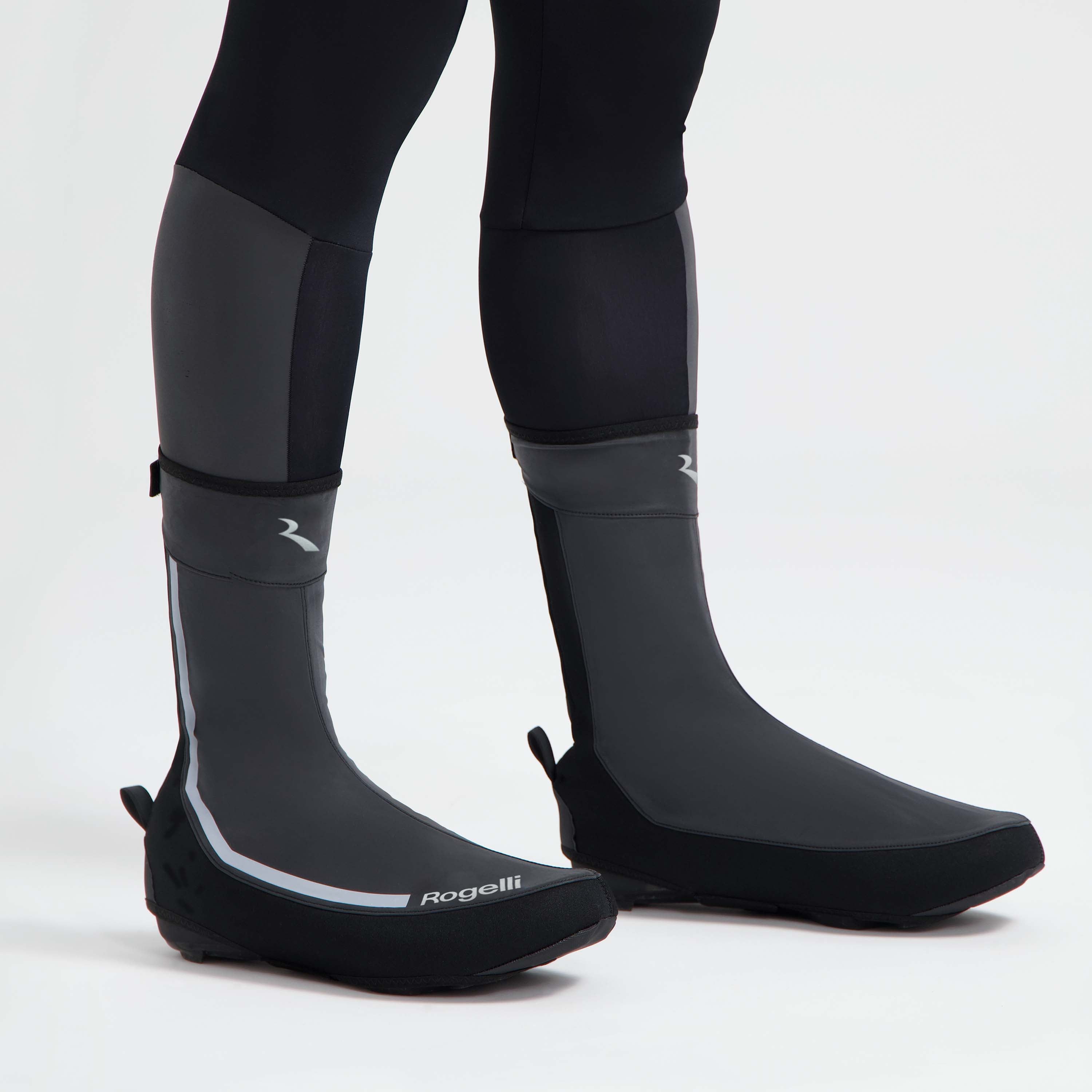 Rogelli Essential Hi Vis overschoenen zwart beschermen tegen koude voeten gedragen.