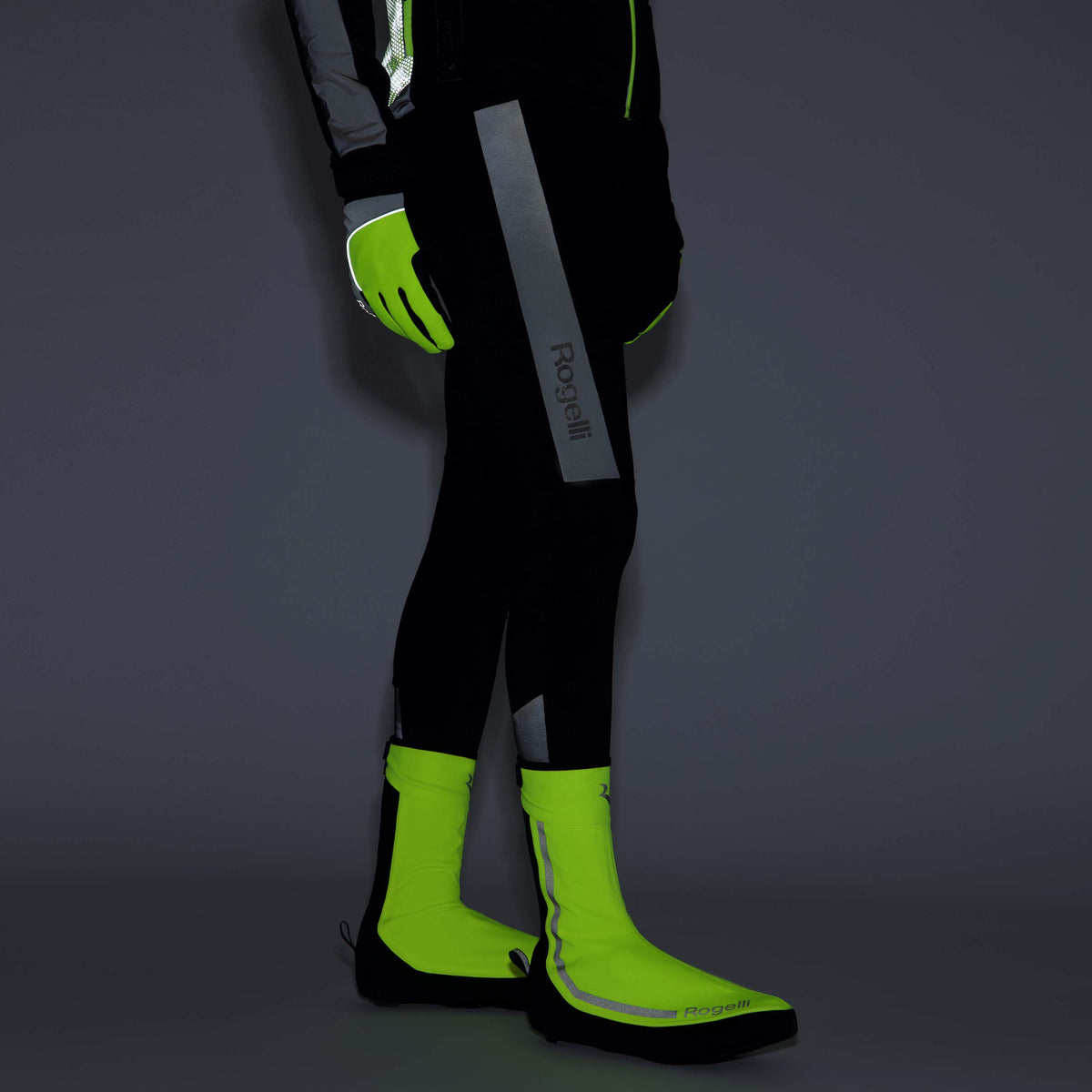 Rogelli Essential overschoenen fluor beschermen tegen koude voeten gedragen met Essential Hi Vis fietsjack, handschoenen en fietsbroek.