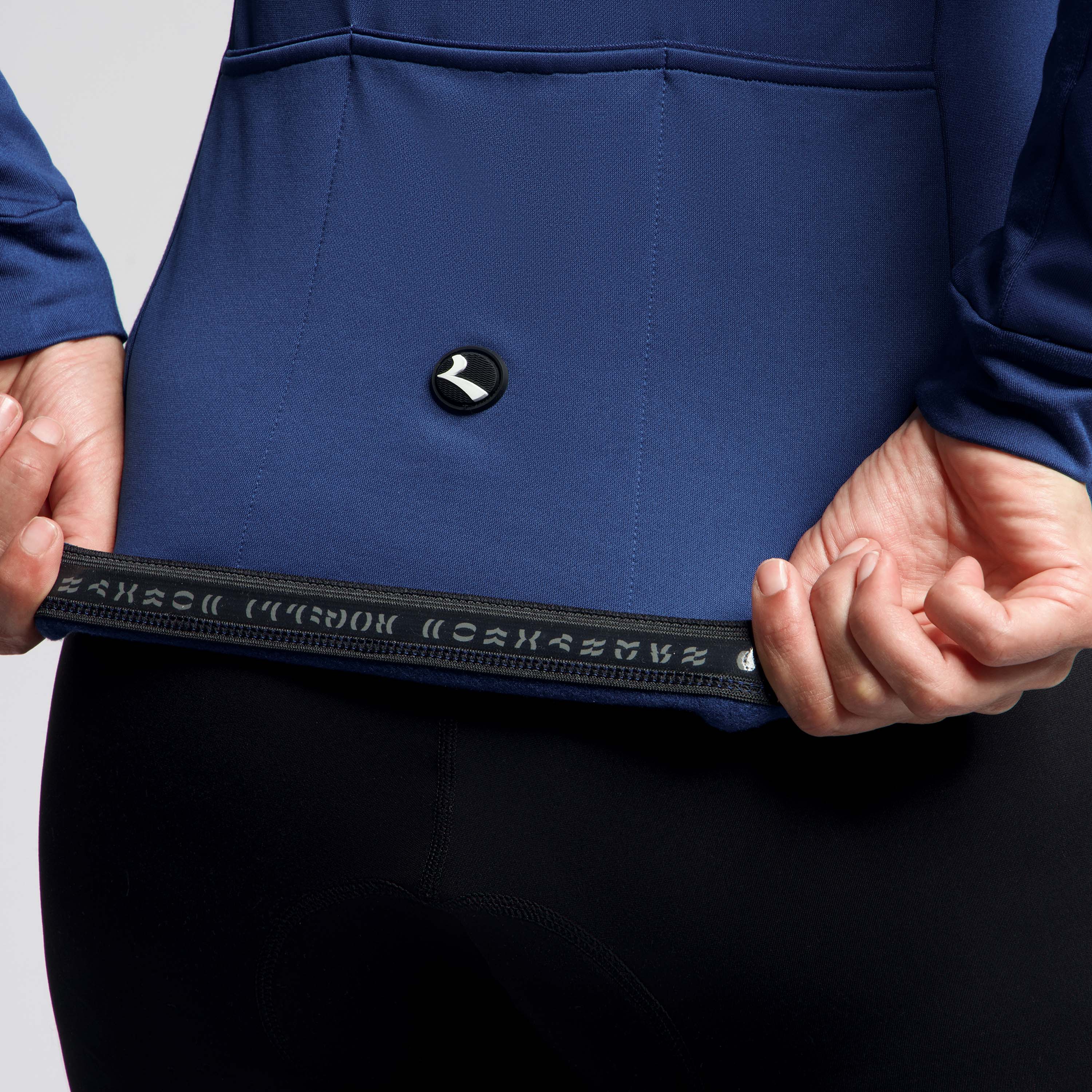 Detail van Rogelli Core fietsshirt lange mouw dames donkerblauw achterkant.