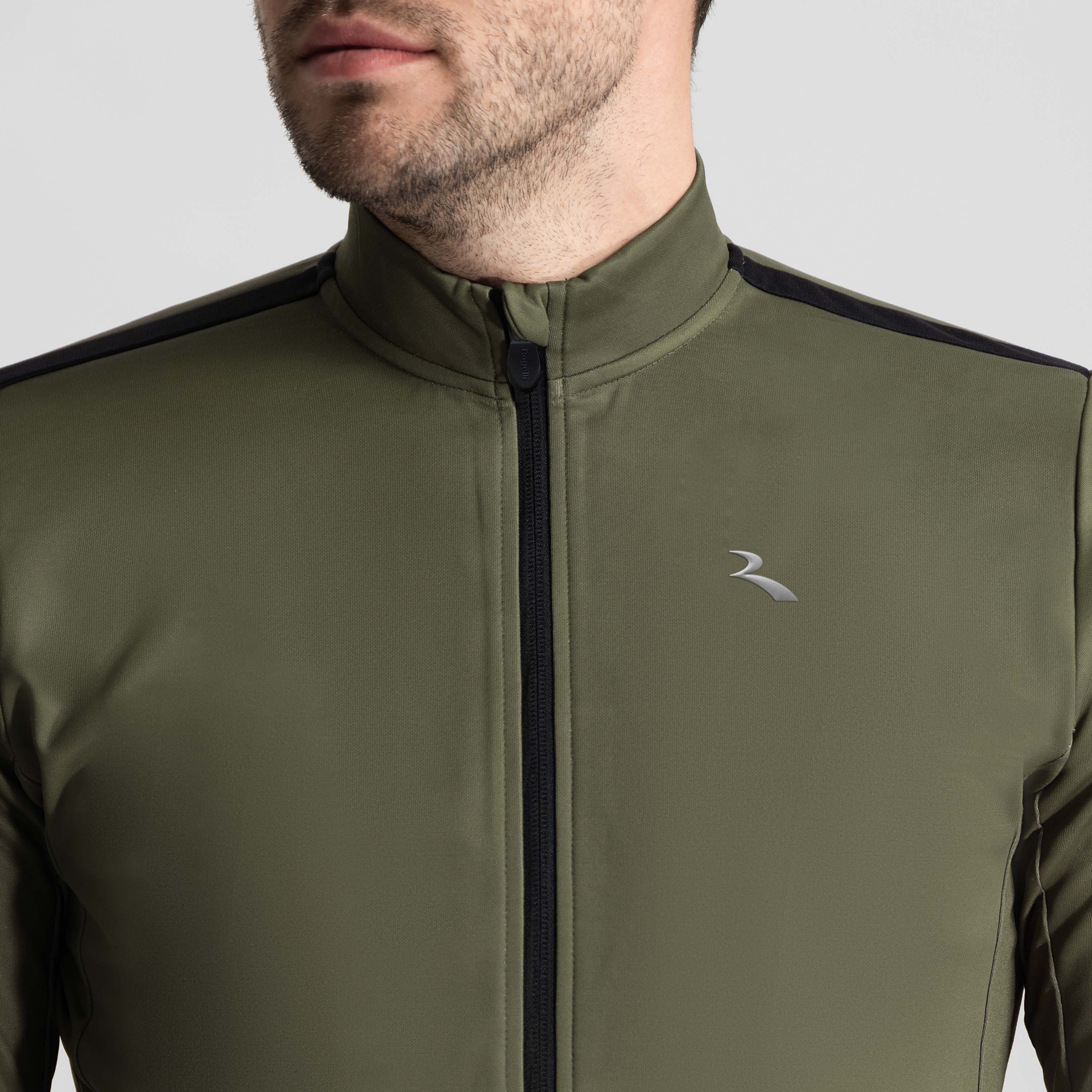 Detail Rogelli Core fietsshirt heren groen lange mouw gedragen voorkant.