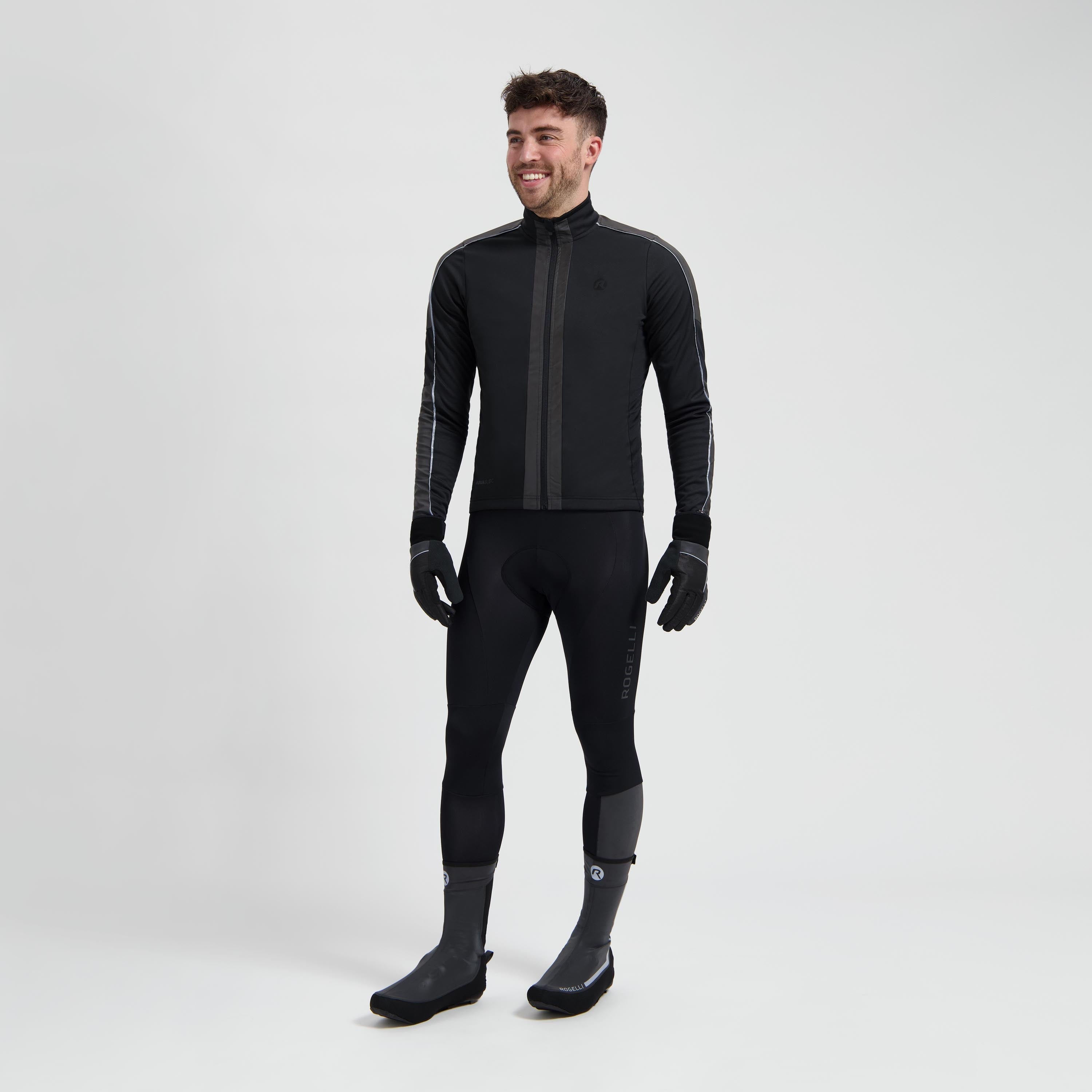 Rogelli Essential Hi Vis fietsjack heren zwart gedragen totaalshot.