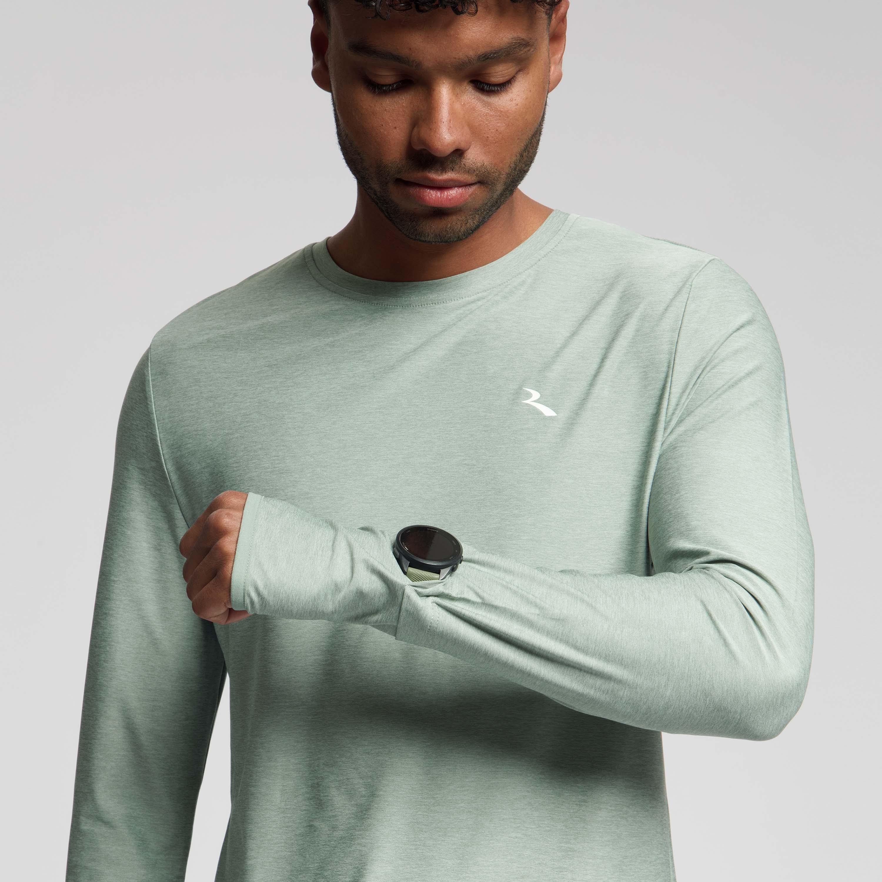 Detail van Rogelli Essential hardloopshirt L/S heren slate mouw.

