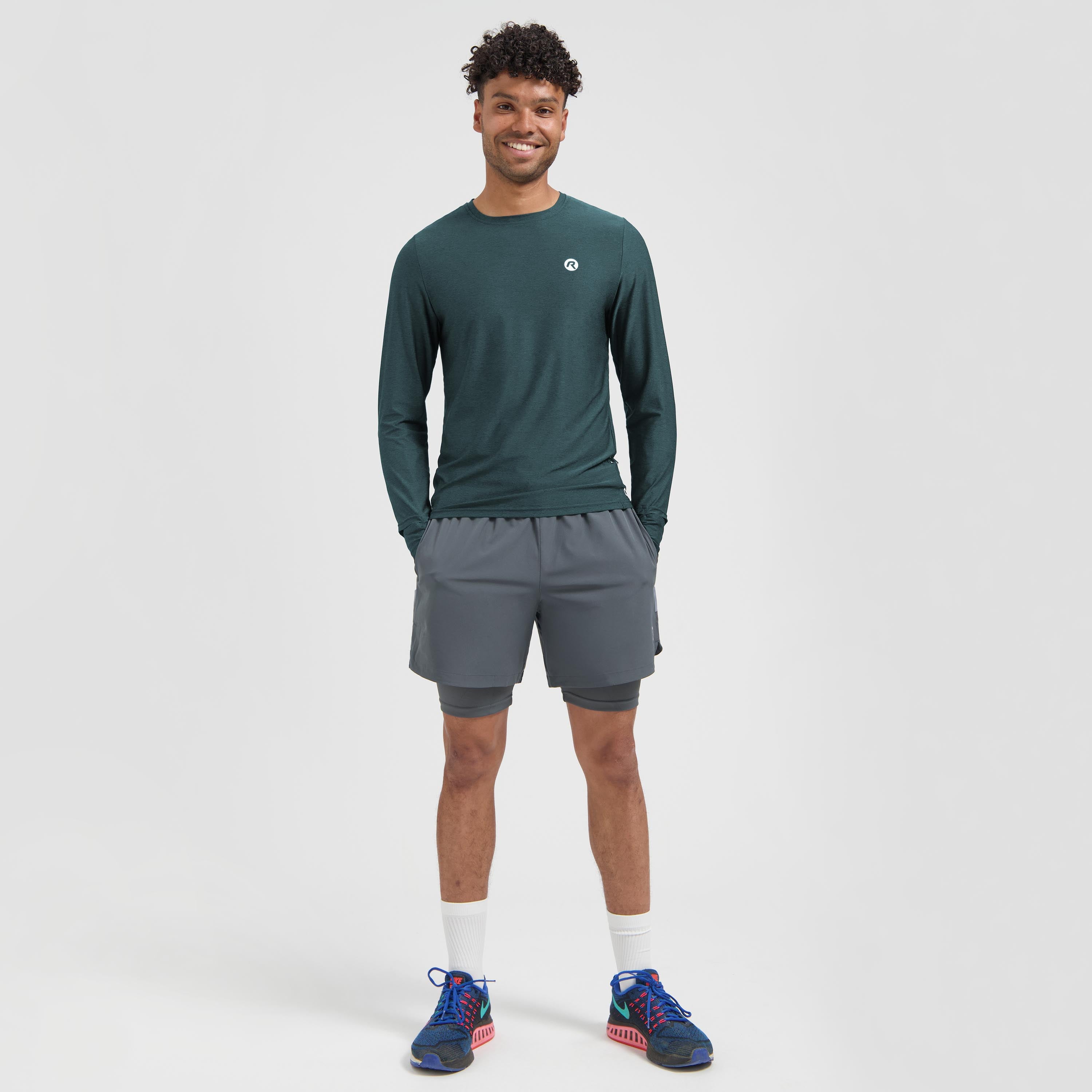 Rogelli Essential hardloopshirt lange mouw heren blauw gedragen totaalshot.