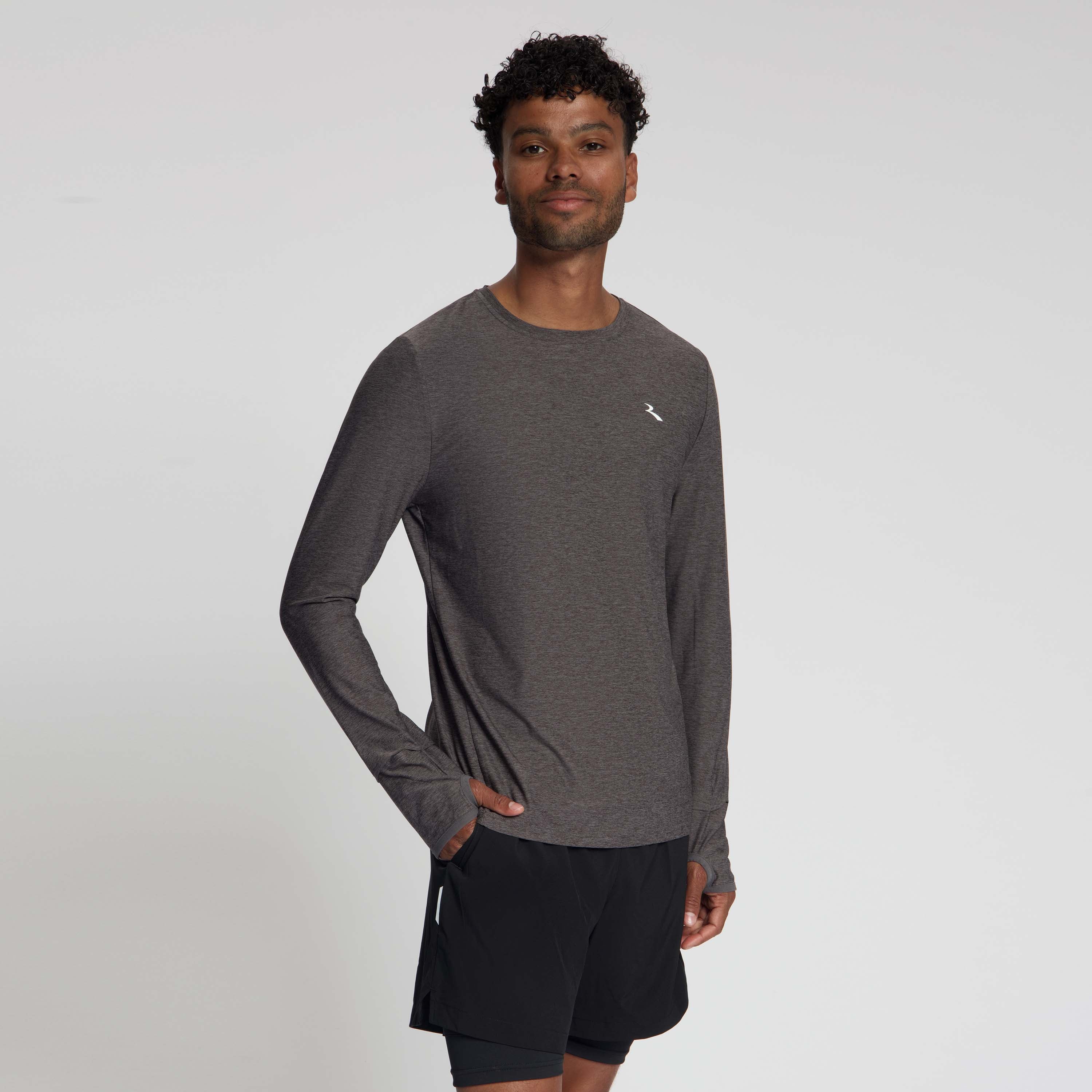 Rogelli Essential hardloopshirt L/S heren plum kitten gedragen voorkant.
