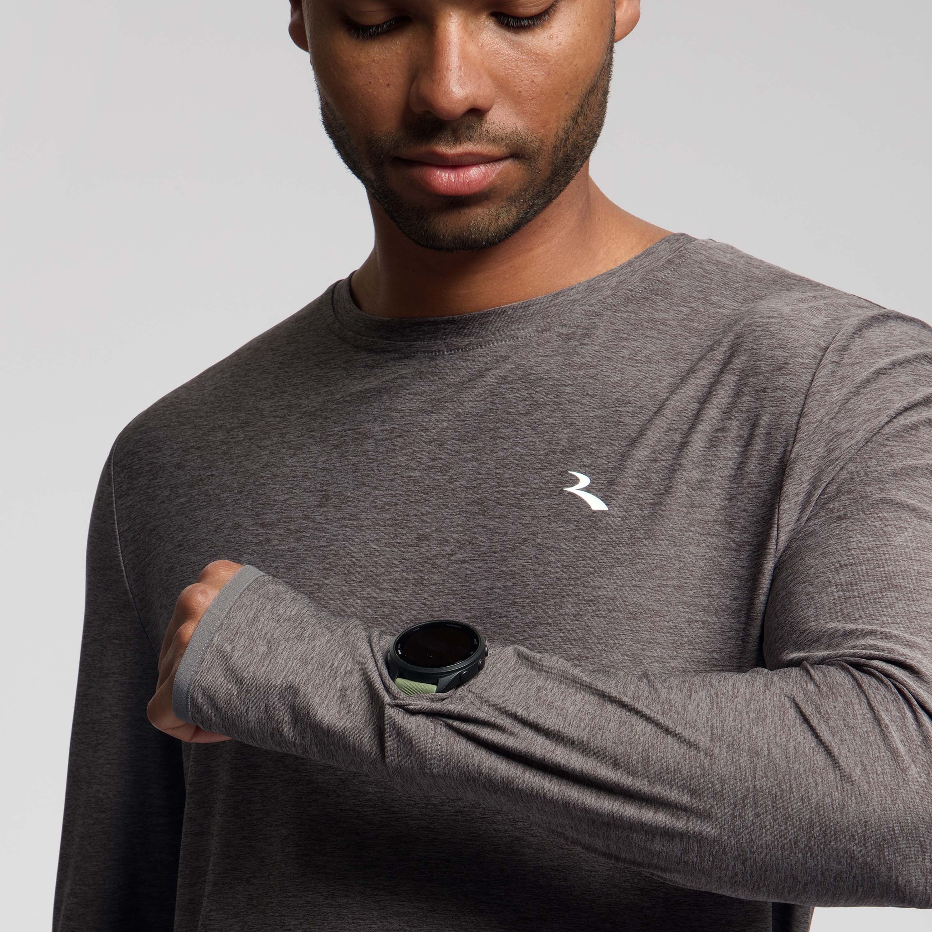 Detail van Rogelli Essential hardloopshirt L/S heren plum kitten mouw.
