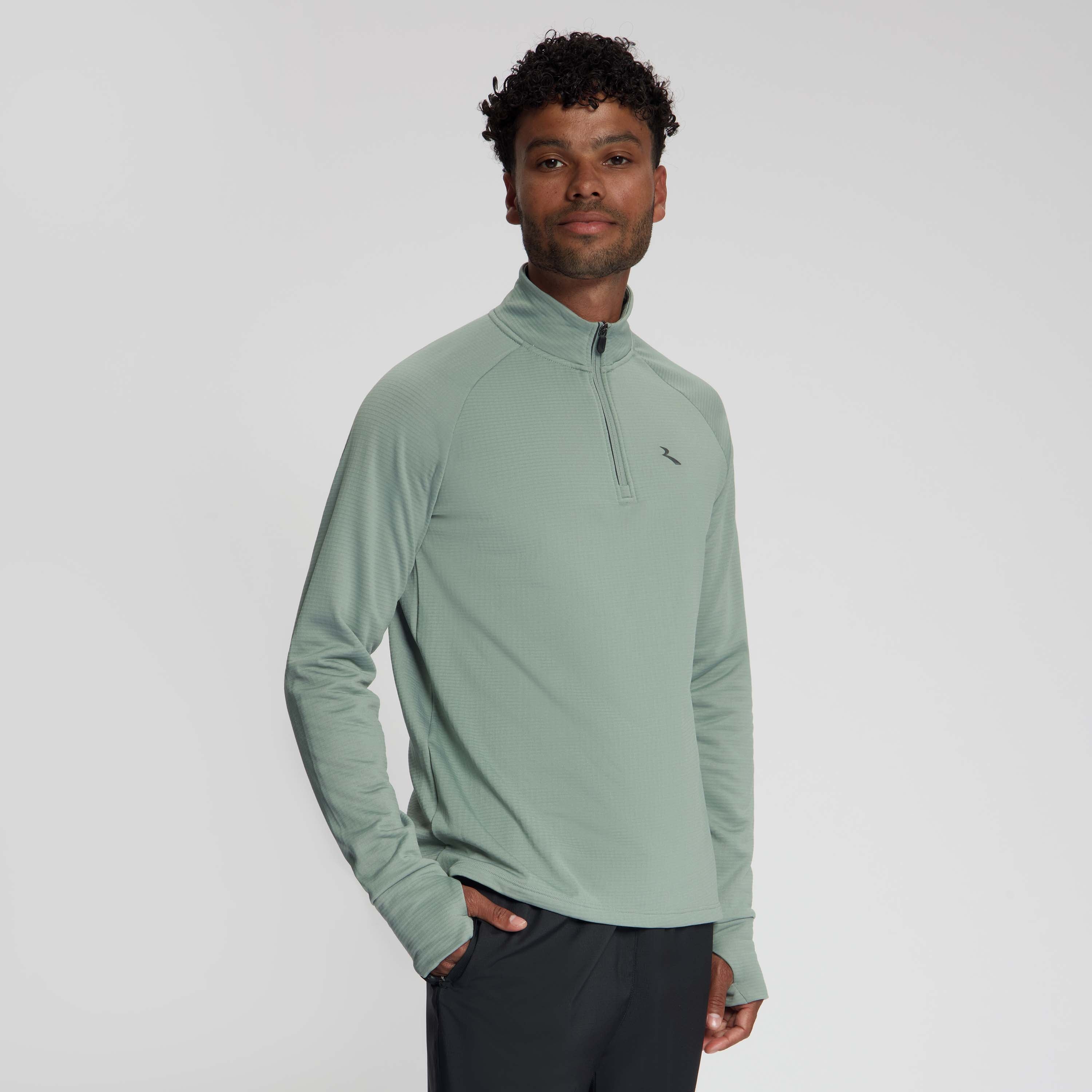 Rogelli Essential hardlooptop heren slate gedragen voorkant.
