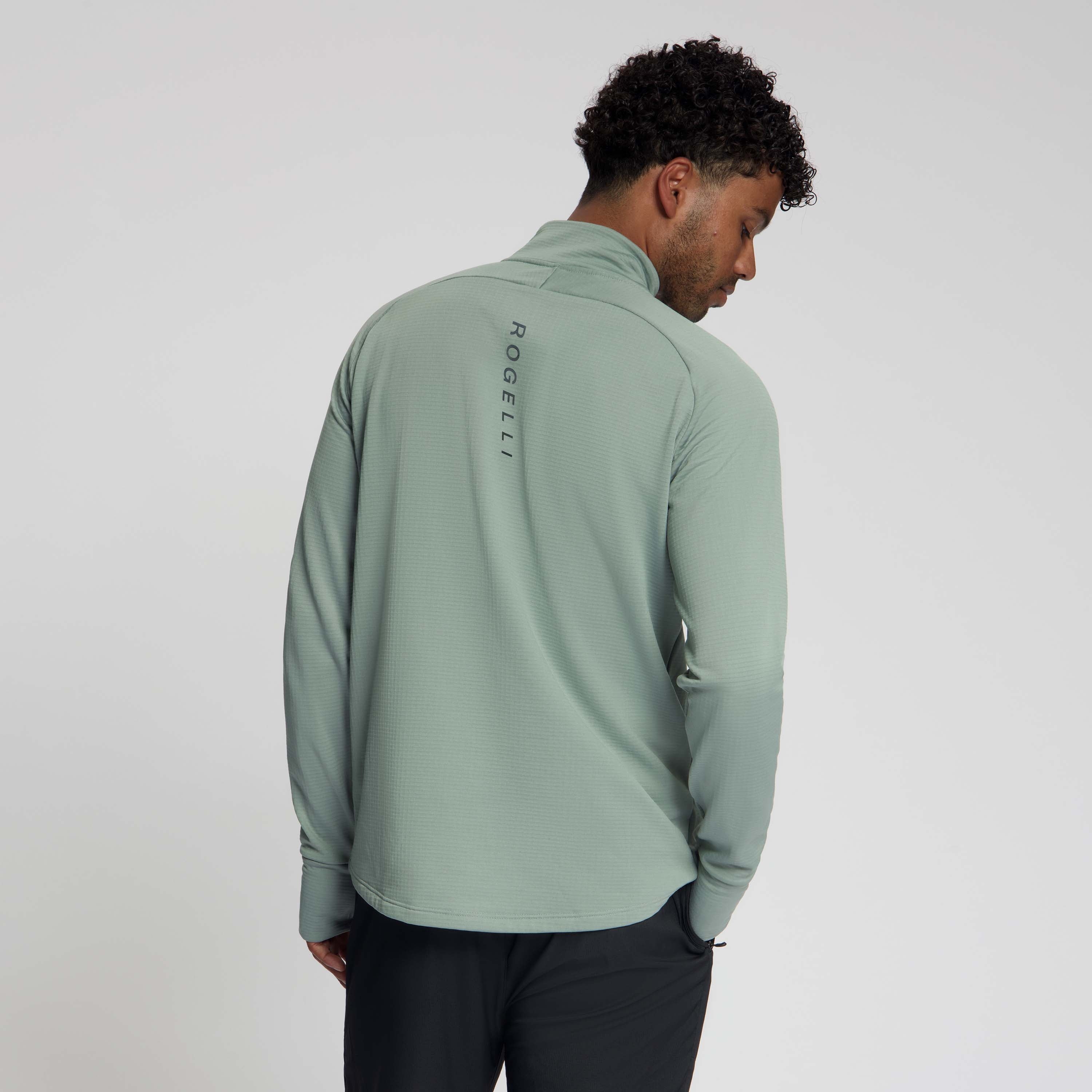 Rogelli Essential hardlooptop heren slate gedragen achterkant.
