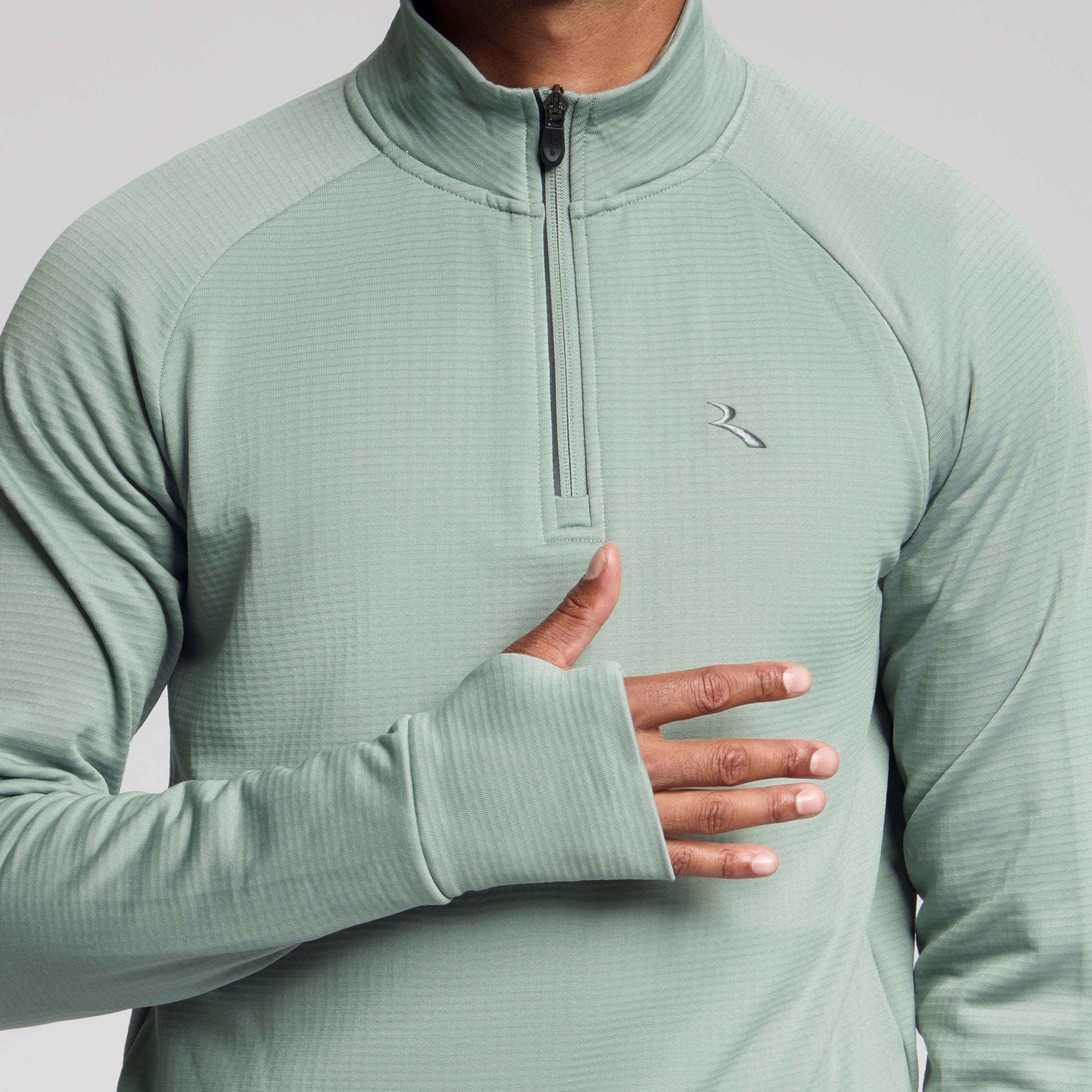 Detail van Rogelli Essential hardlooptop heren slate voorkant.
