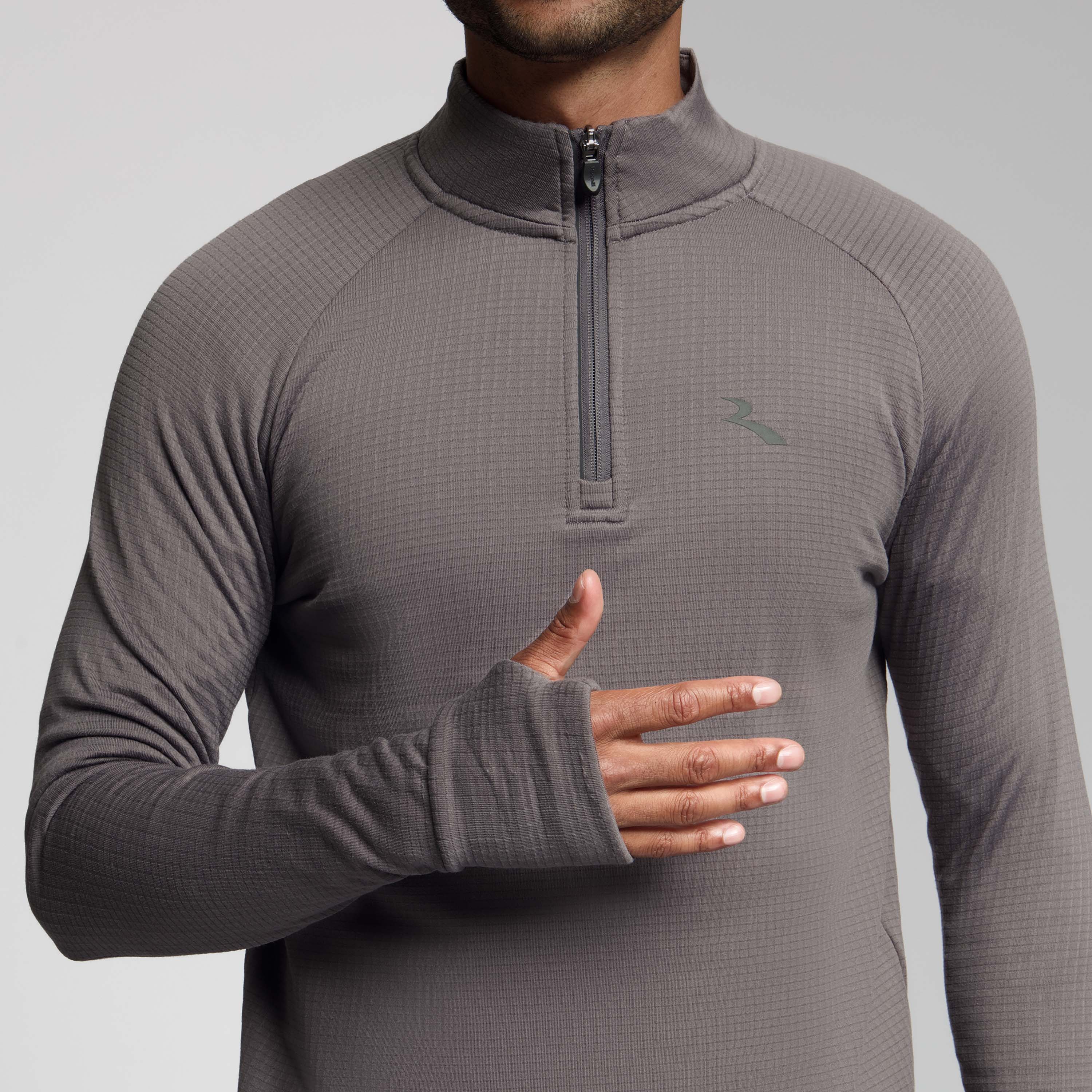 Detail van Rogelli Essential hardlooptop heren plum kitten voorkant.
