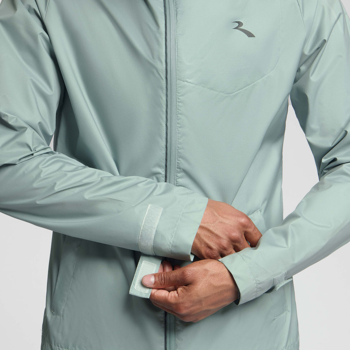 Detail van Rogelli Essential hardloopjack heren slate mouw.

