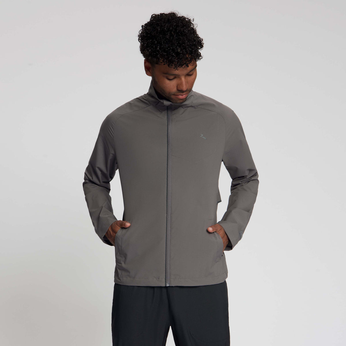 Rogelli Essential hardloopjack heren plum kitten gedragen voorkant.
