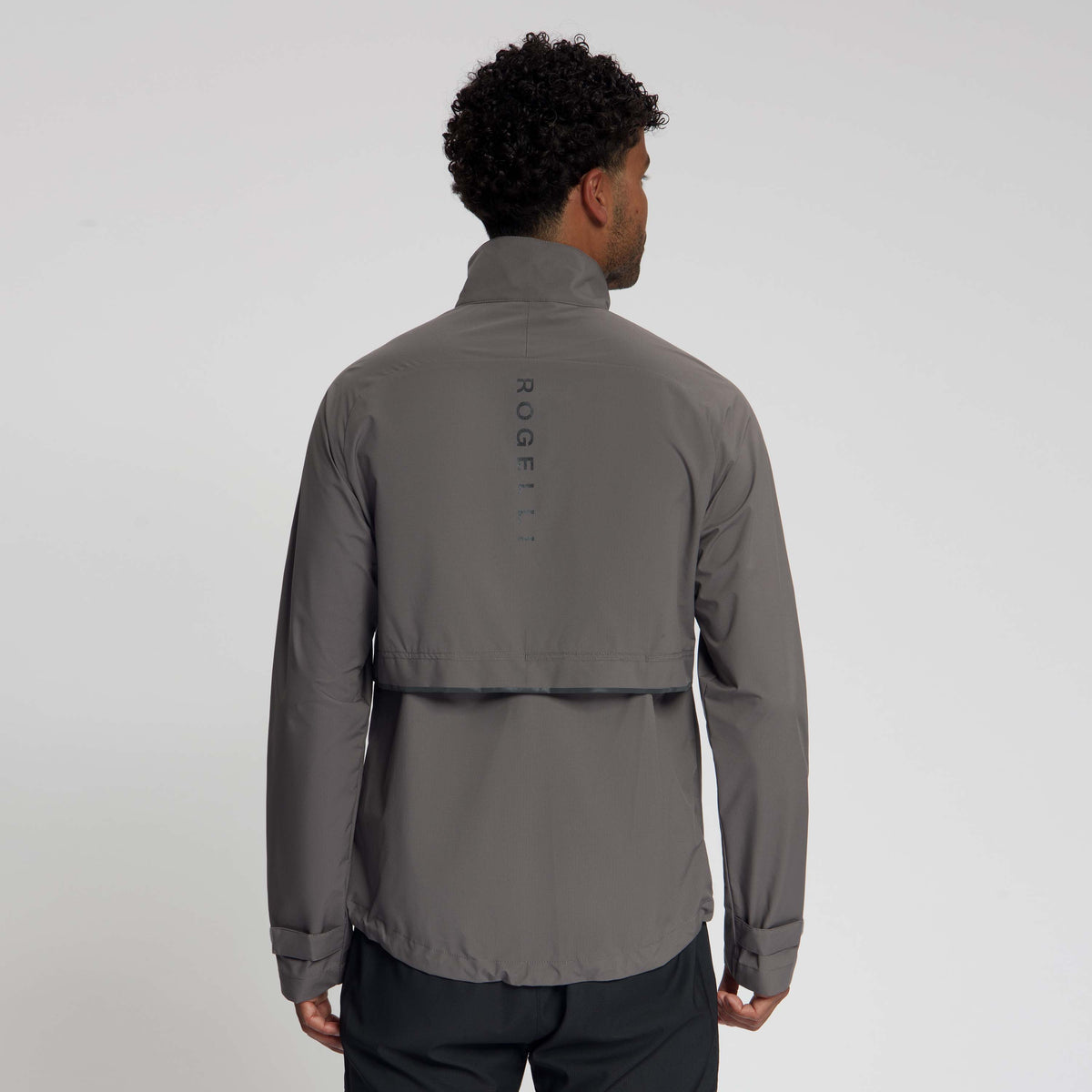 Rogelli Essential hardloopjack heren plum kitten gedragen achterkant.
