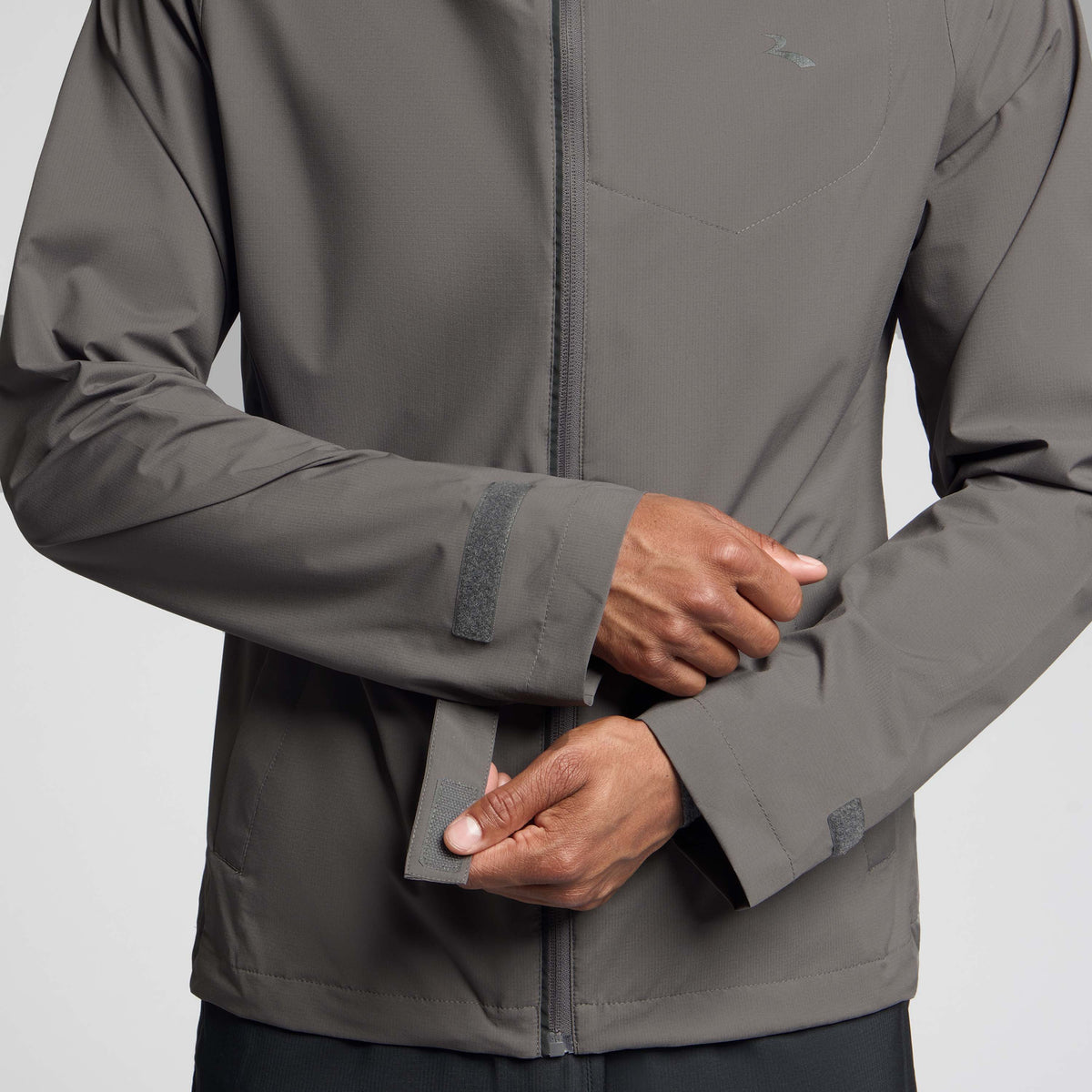 Detail van Rogelli Essential hardloopjack heren plum kitten mouw.
