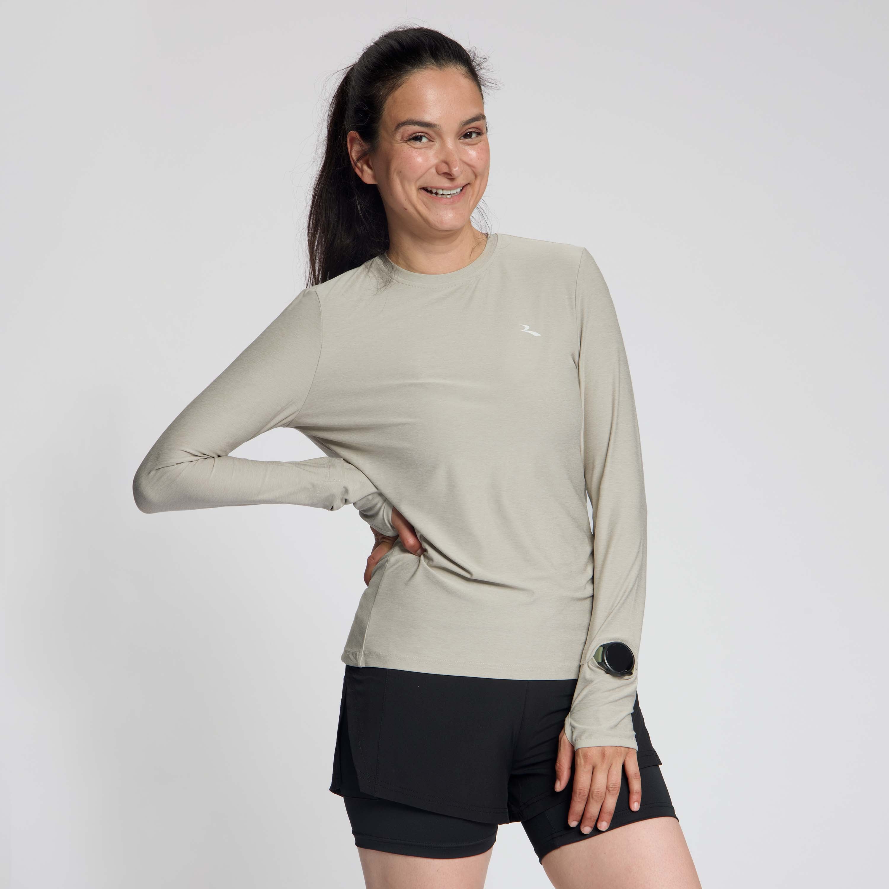 Rogelli Essential hardloopshirt L/S dames zand gedragen voorkant.

