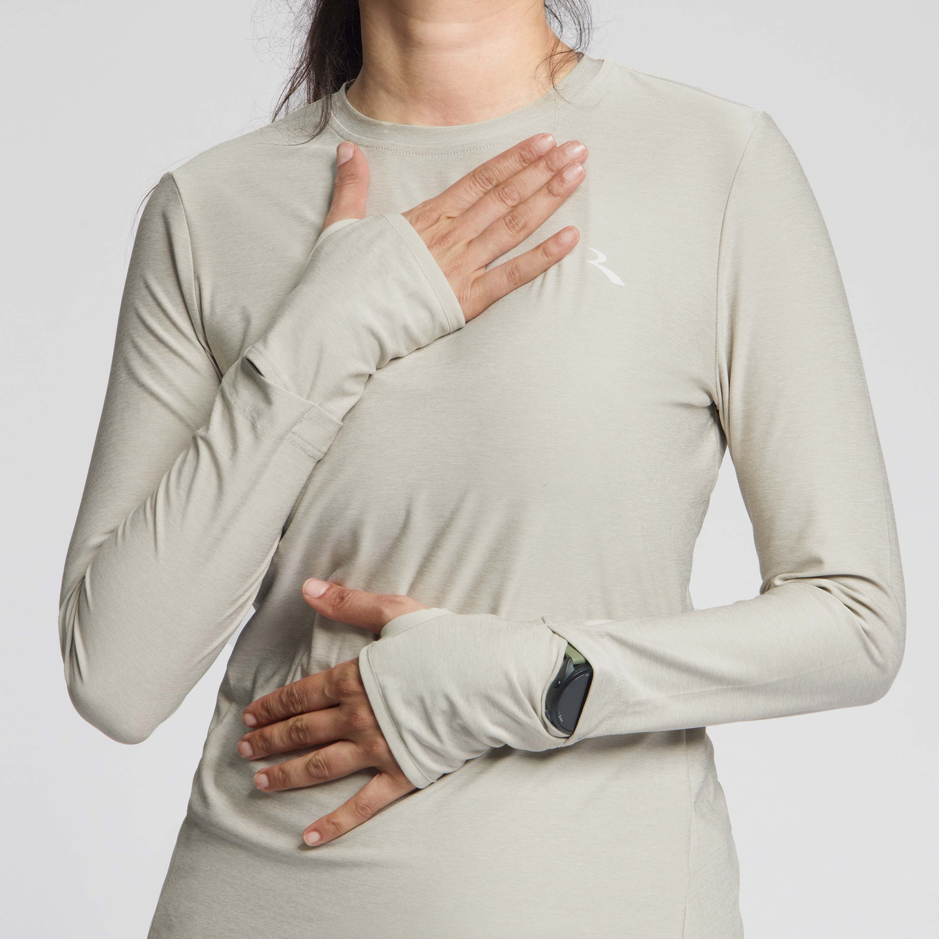 Detail van Rogelli Essential hardloopshirt L/S dames zand voorkant.
