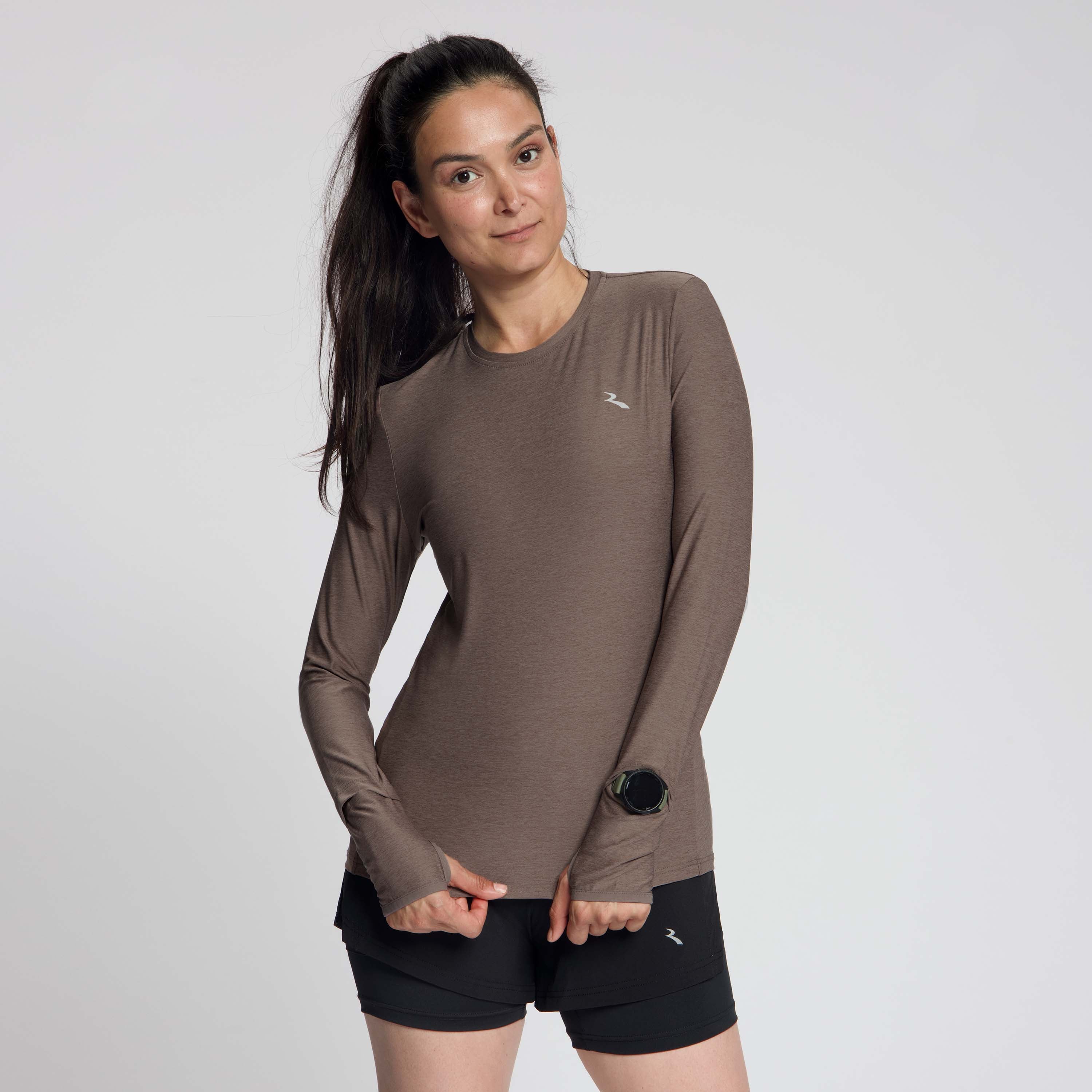 Rogelli Essential hardloopshirt L/S dames mocha gedragen voorkant.
