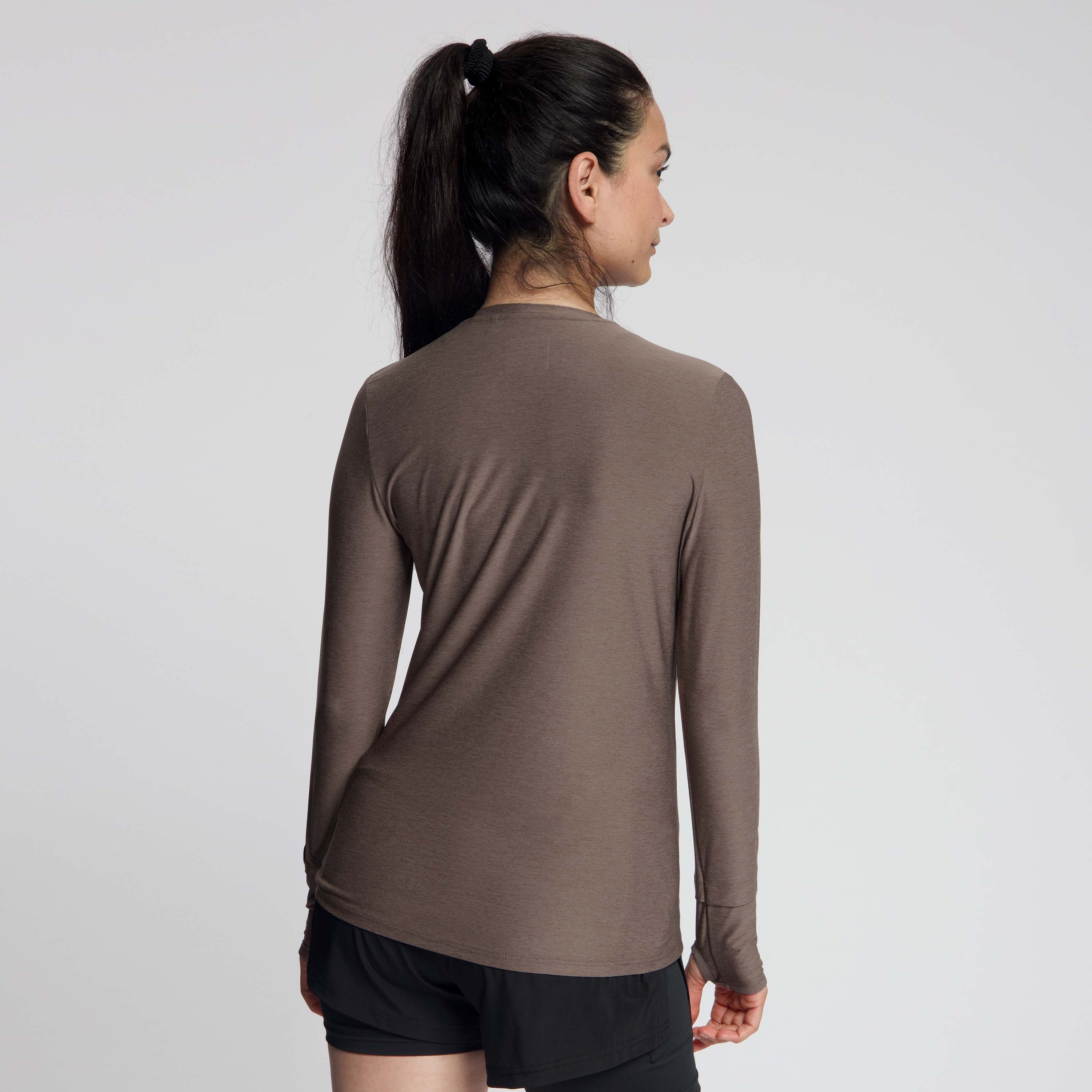 Rogelli Essential hardloopshirt L/S dames mocha gedragen achterkant.
