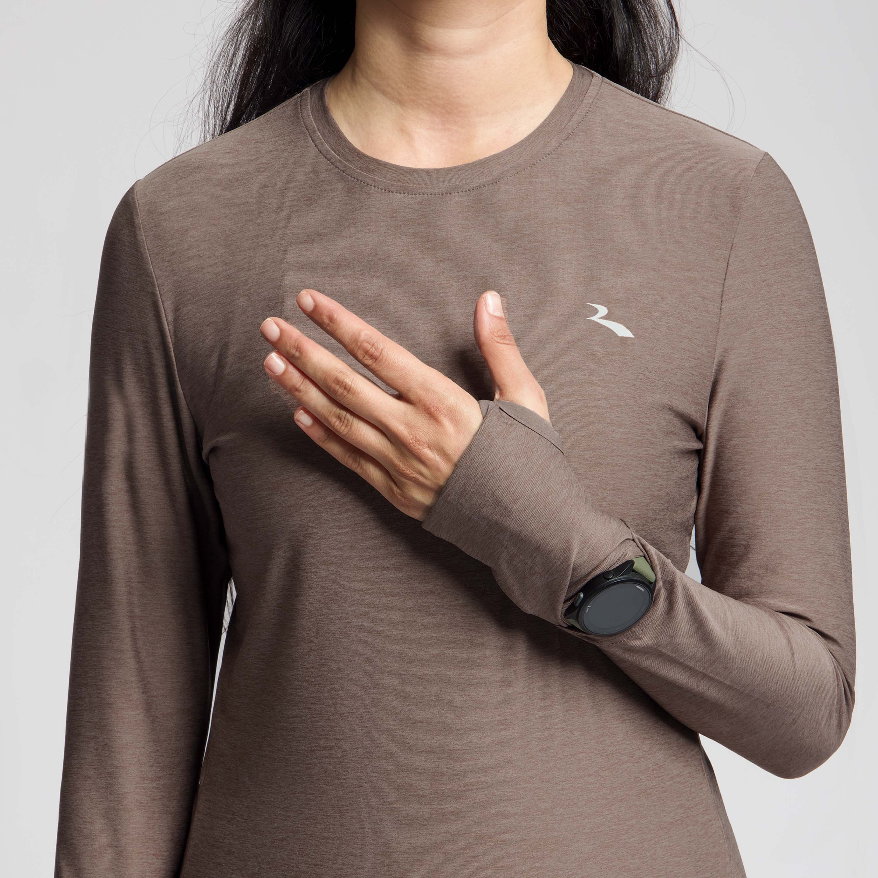Detail van Rogelli Essential hardloopshirt L/S dames mocha mouw.
