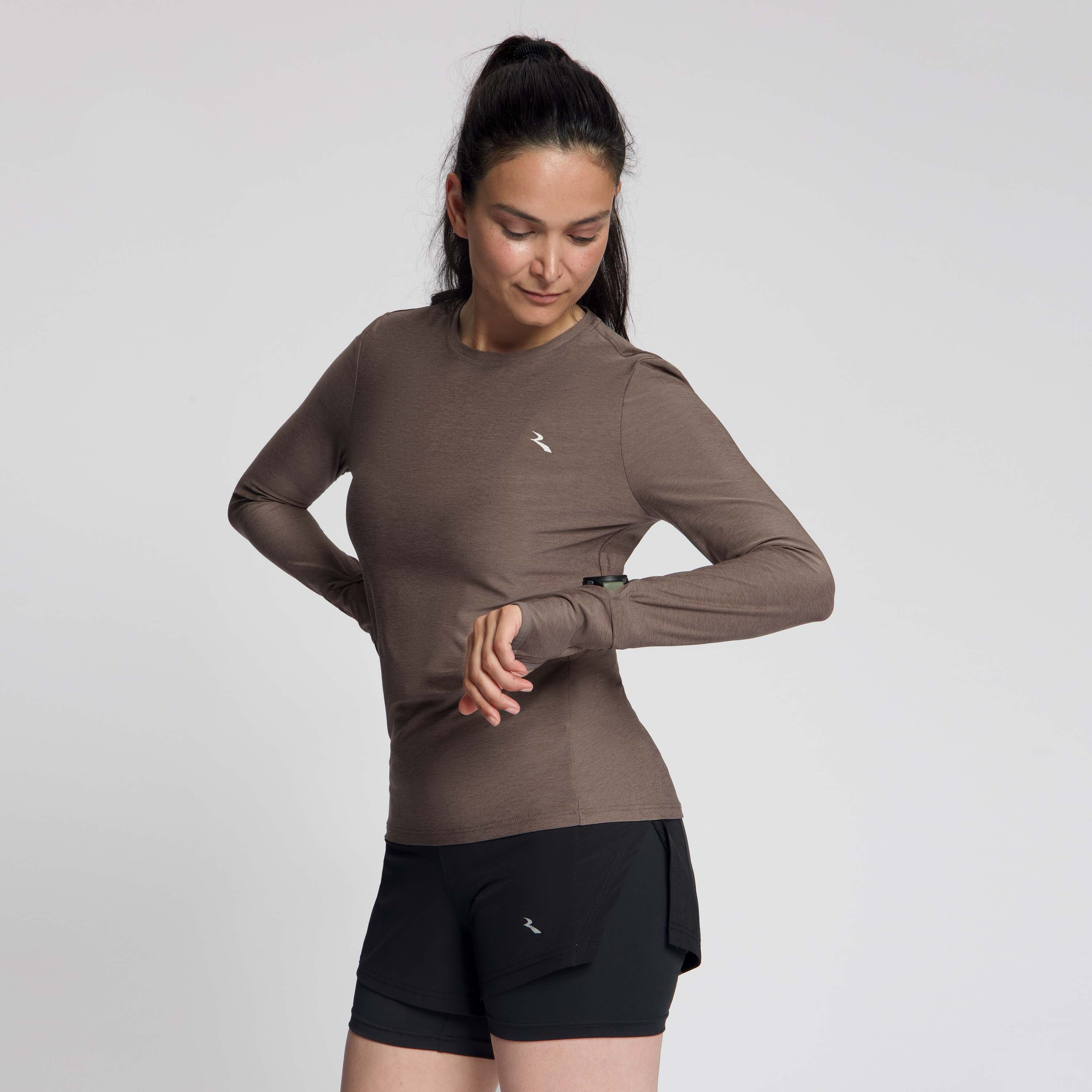 Detail van Rogelli Essential hardloopshirt L/S dames mocha voorkant.
