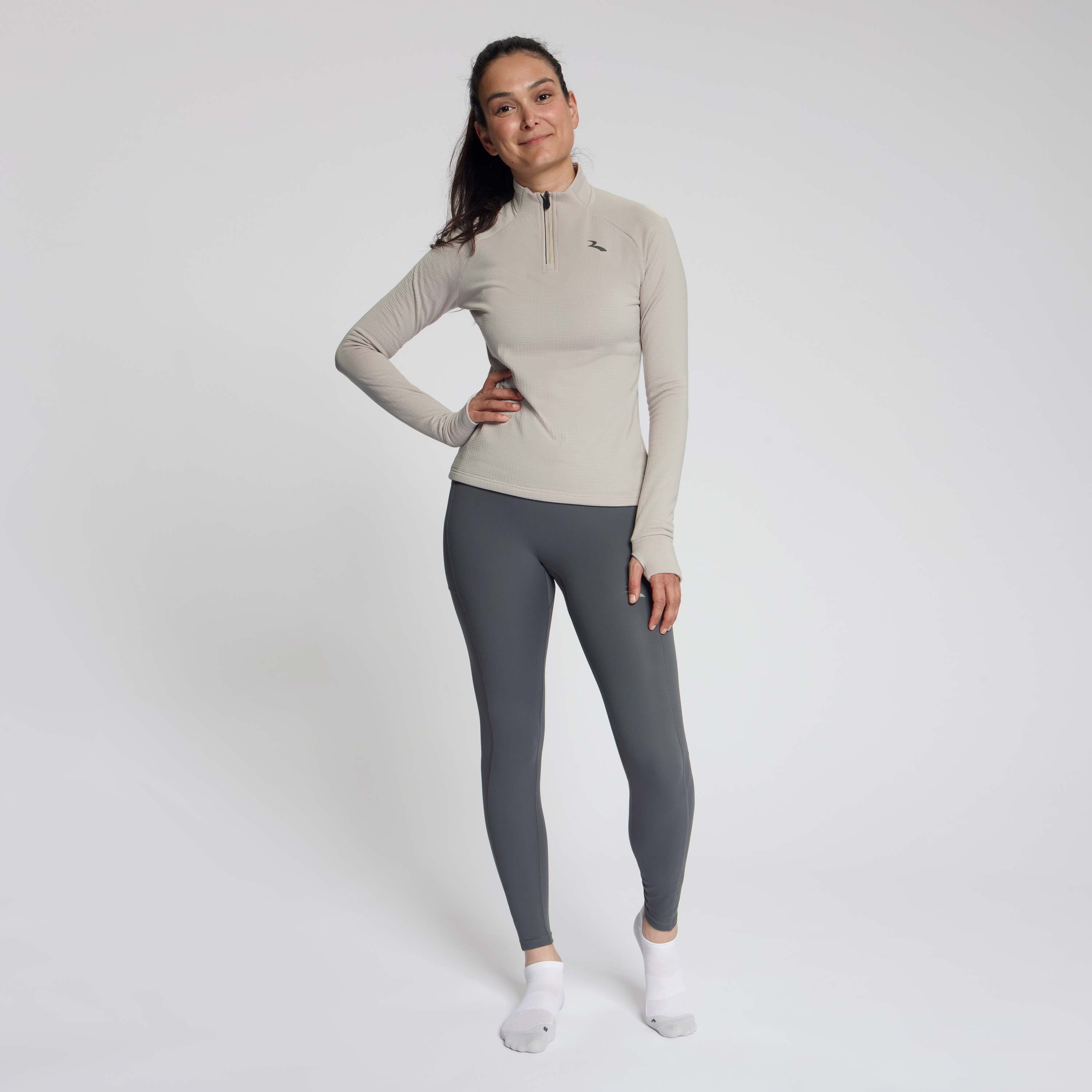 Rogelli Essential hardloopshirt L/S dames zand gedragen totaalshot.
