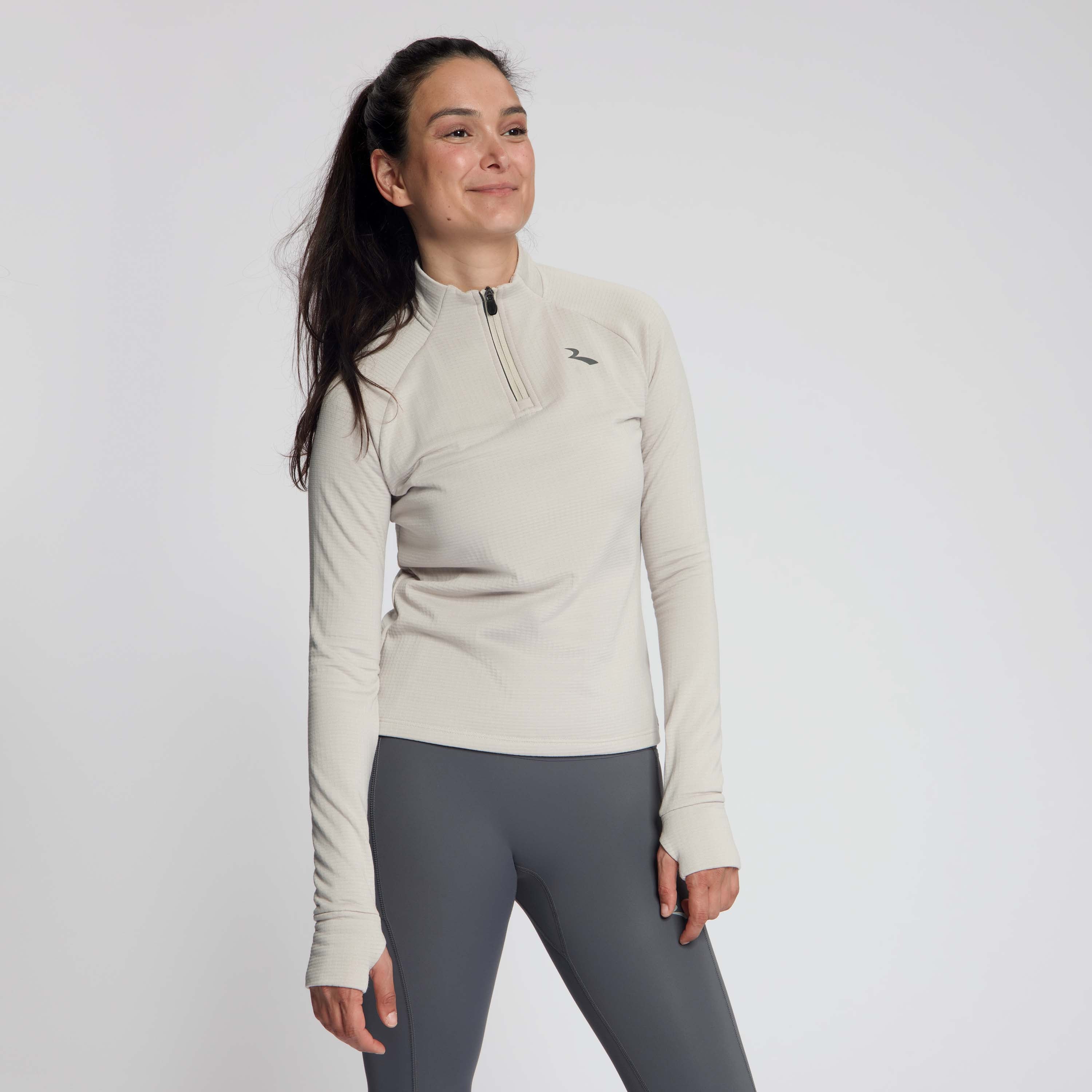 Rogelli Essential hardlooptopL/S dames zand gedragen voorkant.
