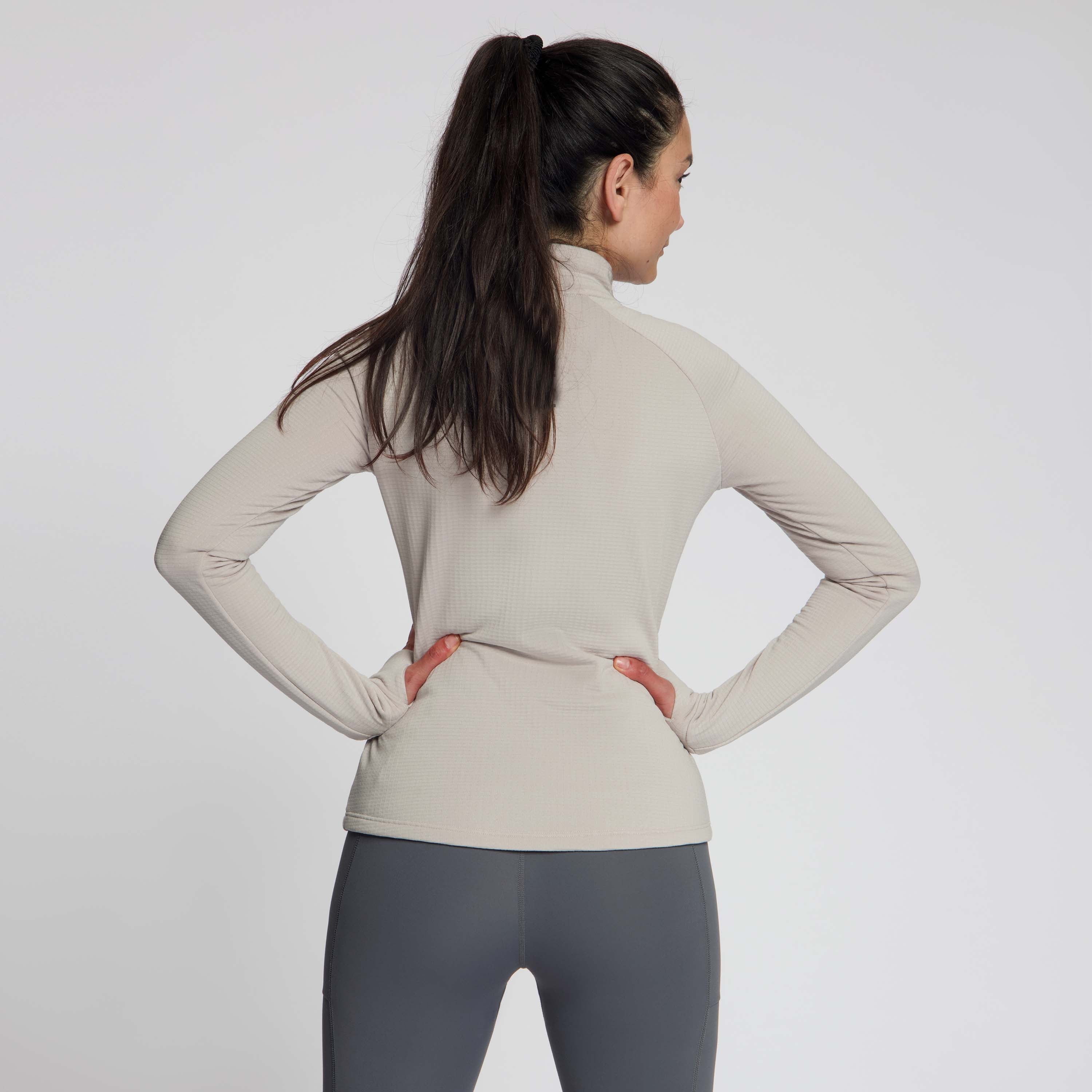 Rogelli Essential hardloopshirt L/S dames zand gedragen achterkant.
