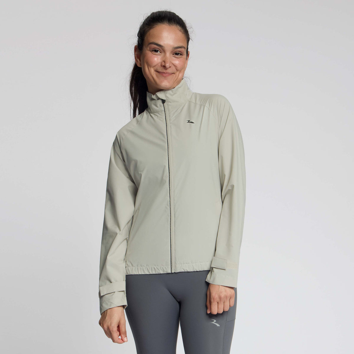 Rogelli Essential hardloopjack L/S dames zand gedragen voorkant.
