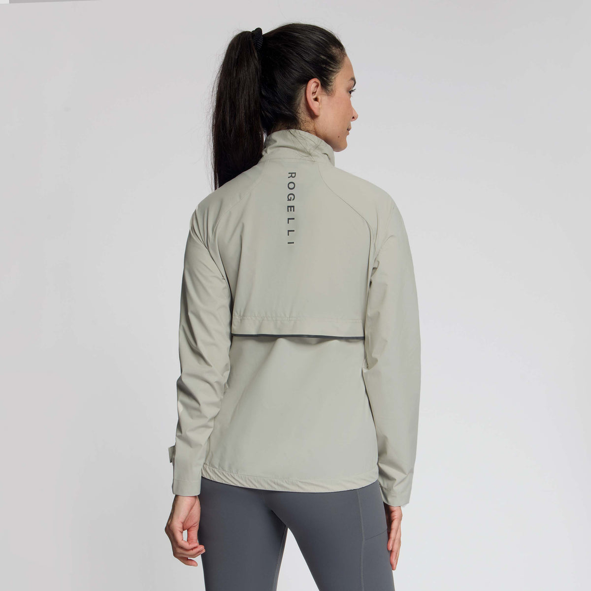 Rogelli Essential hardloopjack L/S dames zand gedragen achterkant.

