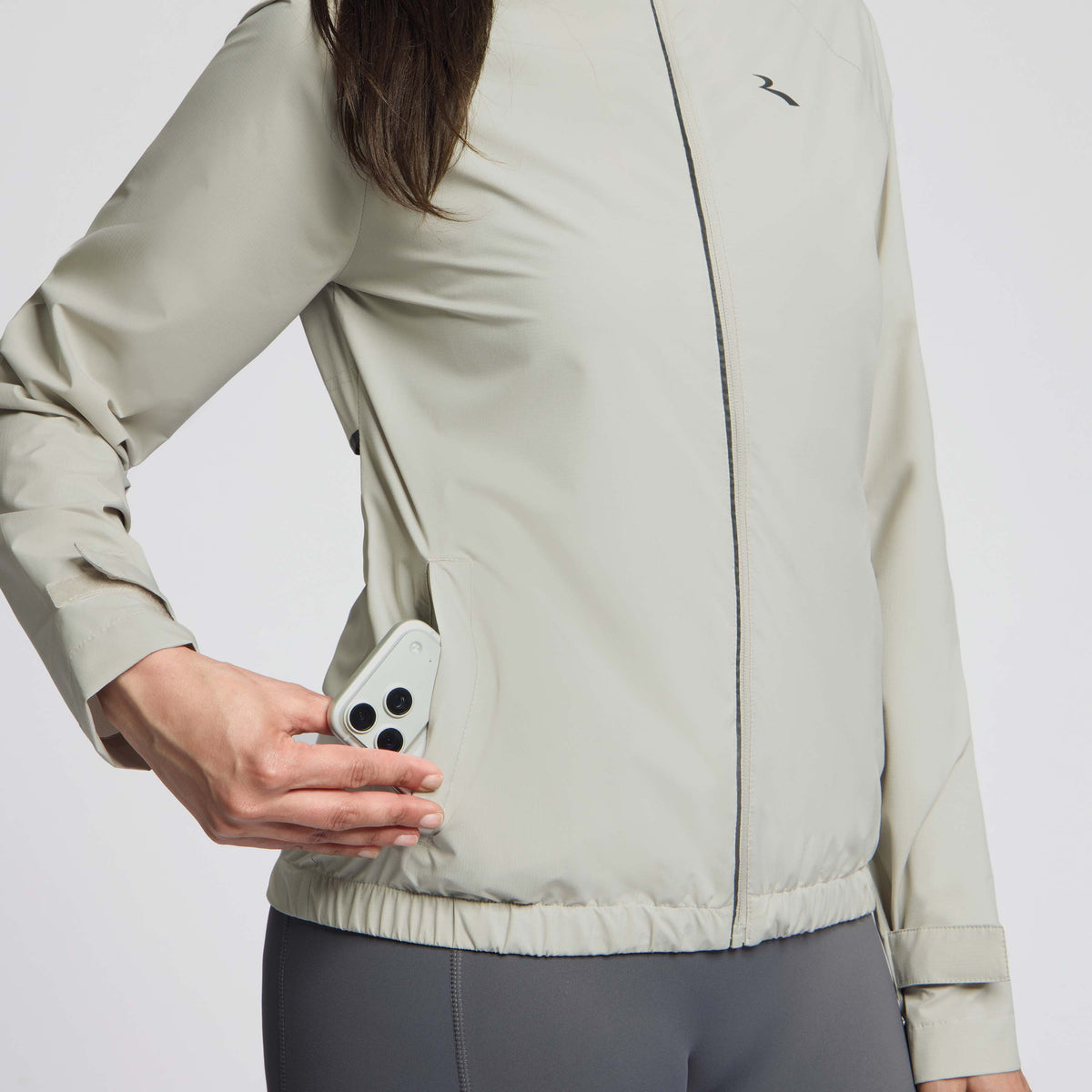 Detail van Rogelli Essential hardloopjack L/S dames zand voorkant.
