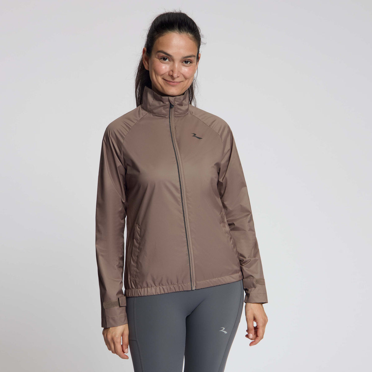 Rogelli Essential hardloopjack L/S dames mocha gedragen voorkant.
