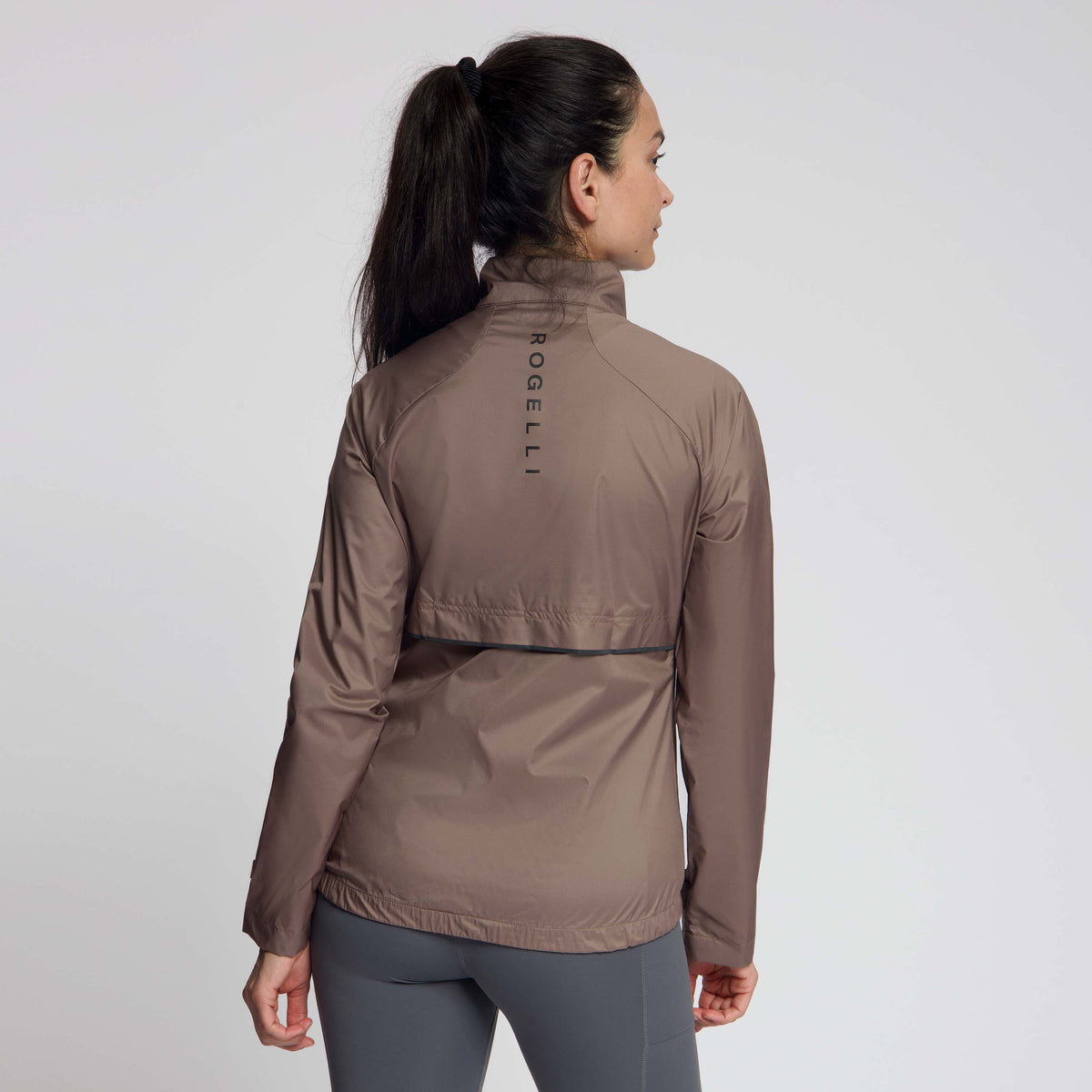 Rogelli Essential hardloopjack L/S dames mocha gedragen achterkant.
