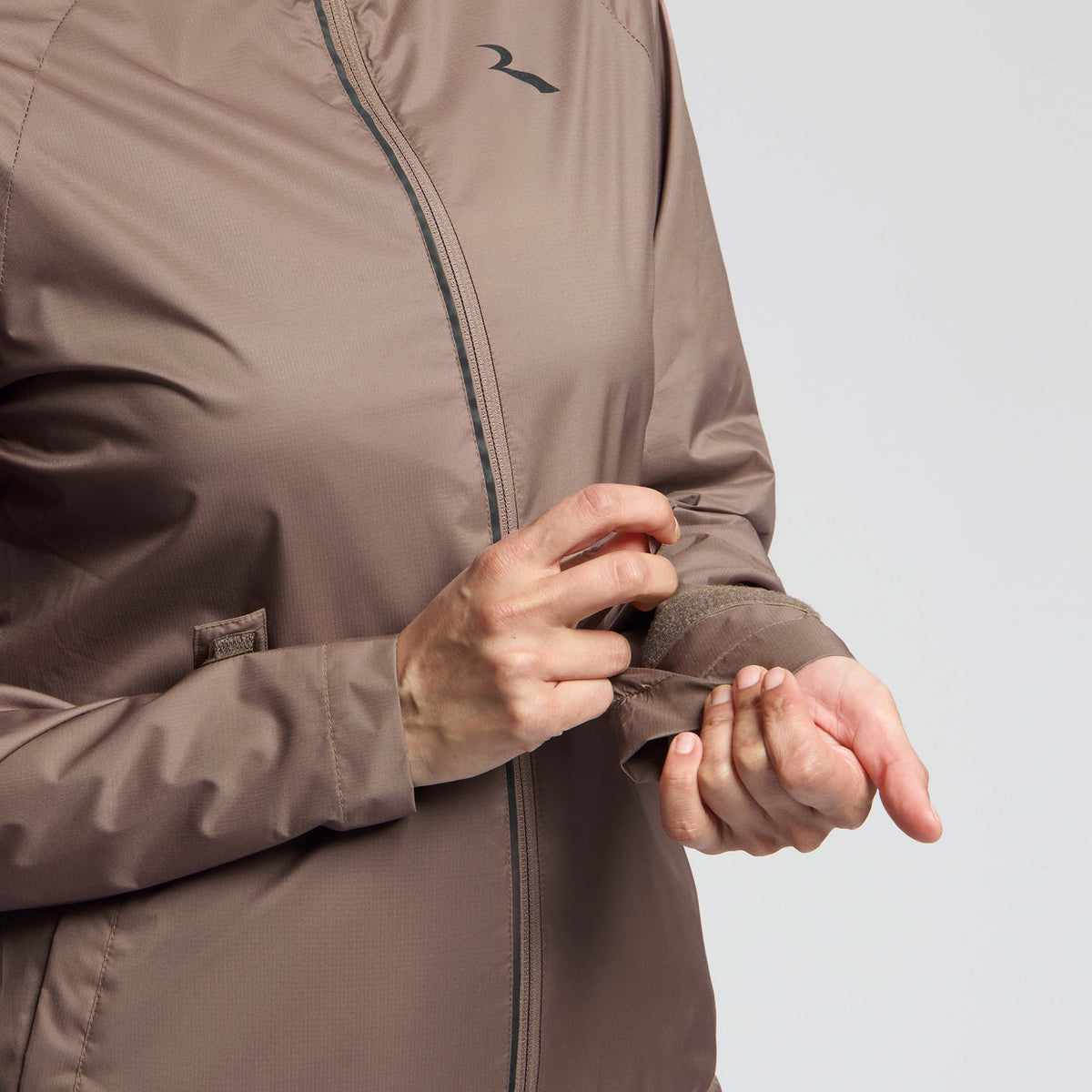 Detail van Rogelli Essential hardloopjack L/S dames mocha mouw.
