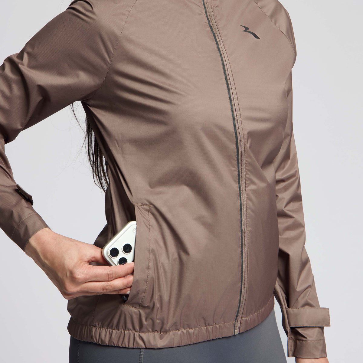 Detail van Rogelli Essential hardloopjack L/S dames mocha voorkant.
