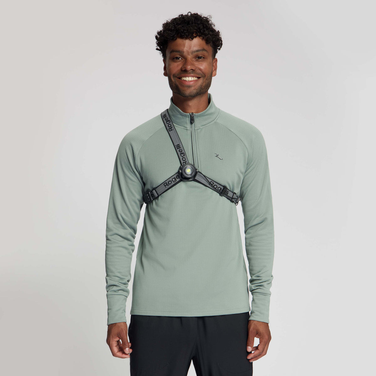Rogelli runlight 300 ledvest unisex zwart gedragen door man voorkant.
