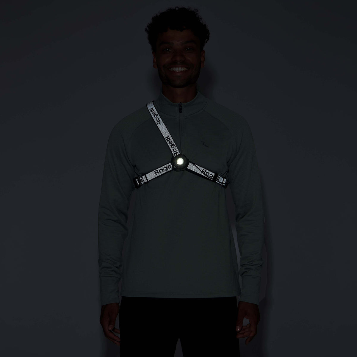 Rogelli runlight 300 ledvest unisex zwart gedragen door man voorkant in het donker.

