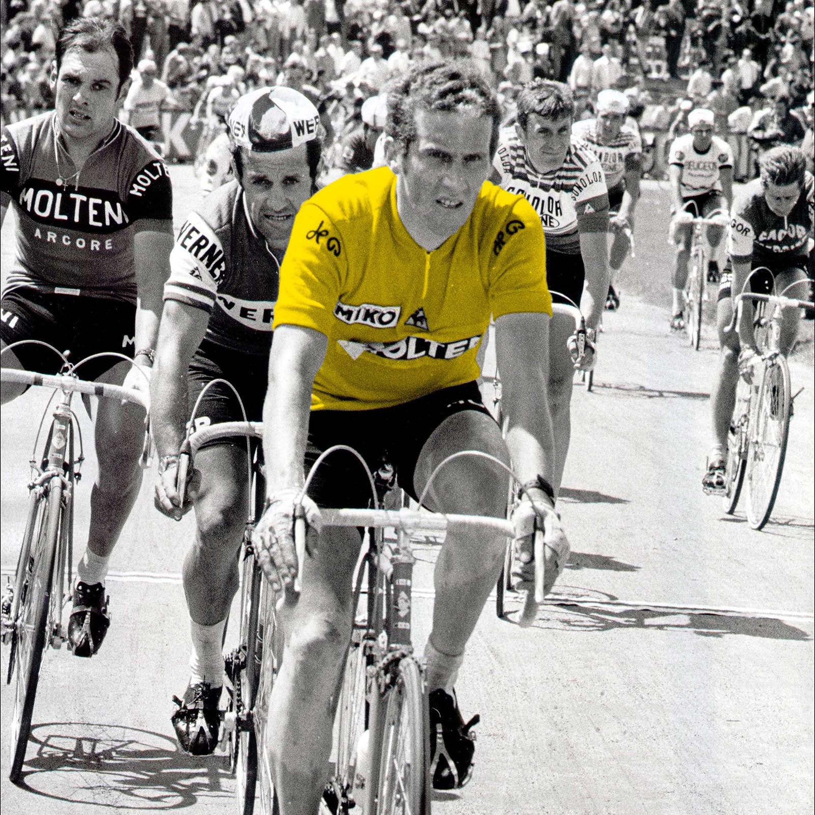 Rini Wagtmans in gele trui tijdens de Tour de France.